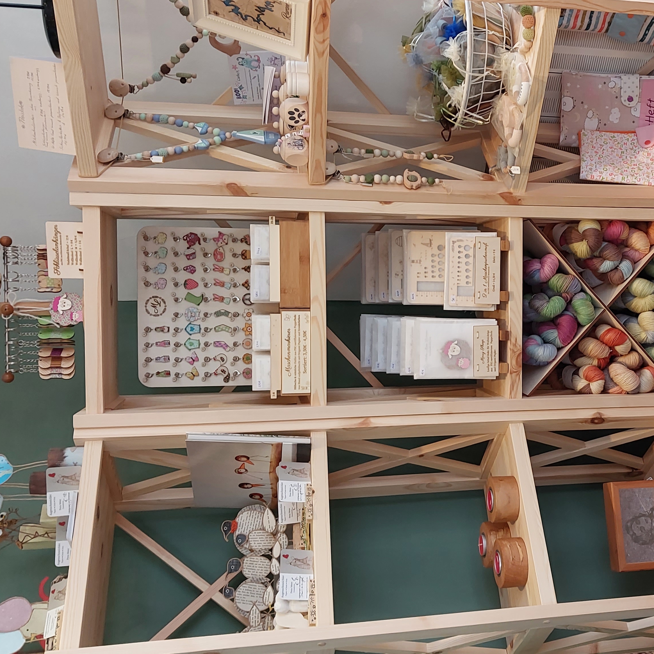 Ware von Atelier Marie-Lucienne im Regal in Heimbach