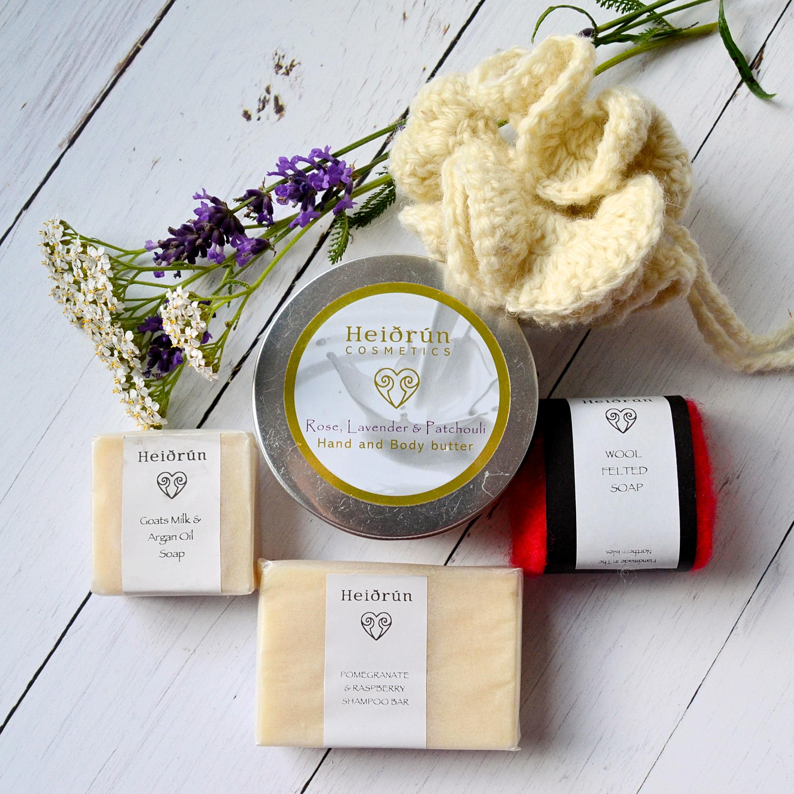 Festes Shampoo, Seife und Körperbutter mit gehäkeltem Duschschwamm Festes Shampoo, Seife und Körperbutter mit gehäkeltem Duschschwamm