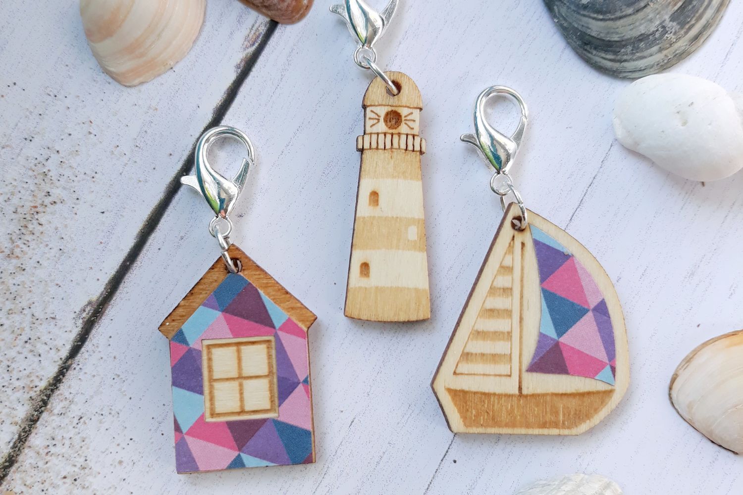 Holz Maschenmarkierer Set Strandspaziergang mit Leuchtturm, Schiff und Strandhütte Holz Maschenmarkierer Set Strandspaziergang mit Leuchtturm, Schiff und Strandhütte