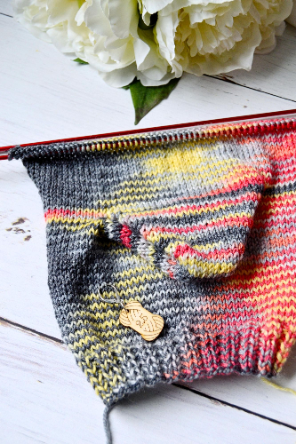 Nummerierte Maschenmarkierer an gestrickte Socke Nummerierte Maschenmarkierer an gestrickte Socke