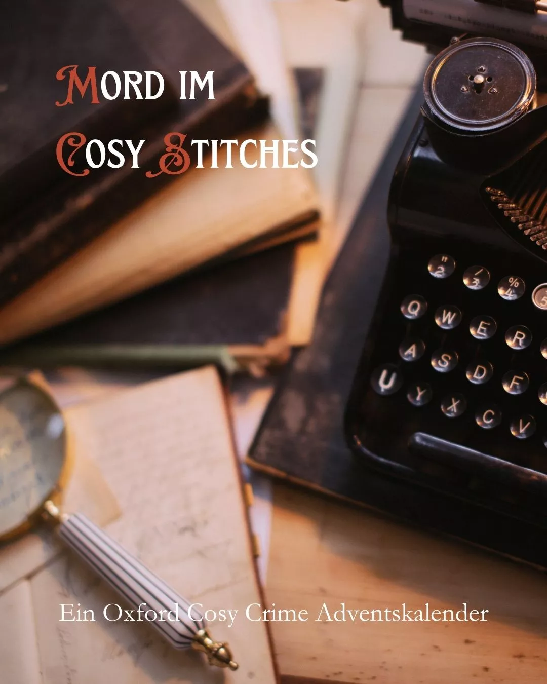 Altmodische Schreibmaschine mit Lupe auf Buch daneben