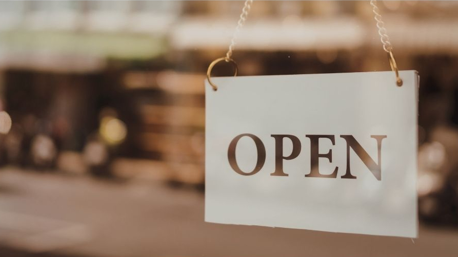 Ladentür mit "open" Schild