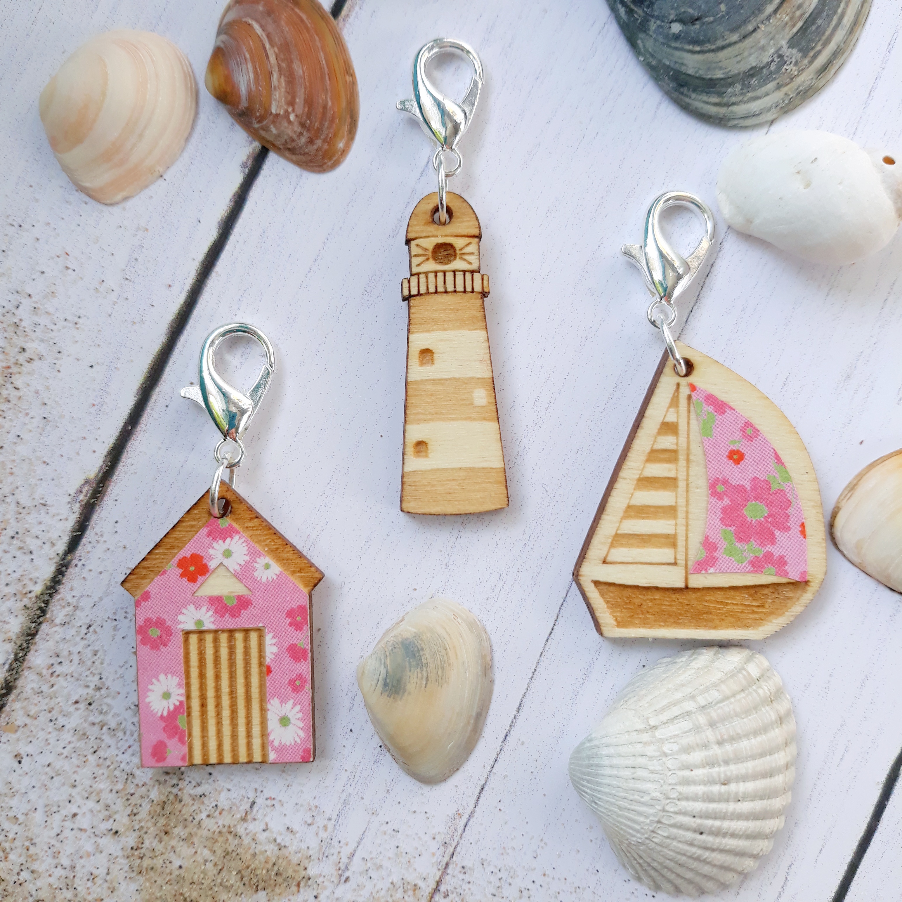 Drei Holz Maschenmarkierer in rosa Liberty Origami Papier, Segelschiff, Leuchtturm und Strandhütte Drei Holz Maschenmarkierer in rosa Liberty Origami Papier, Segelschiff, Leuchtturm und Strandhütte