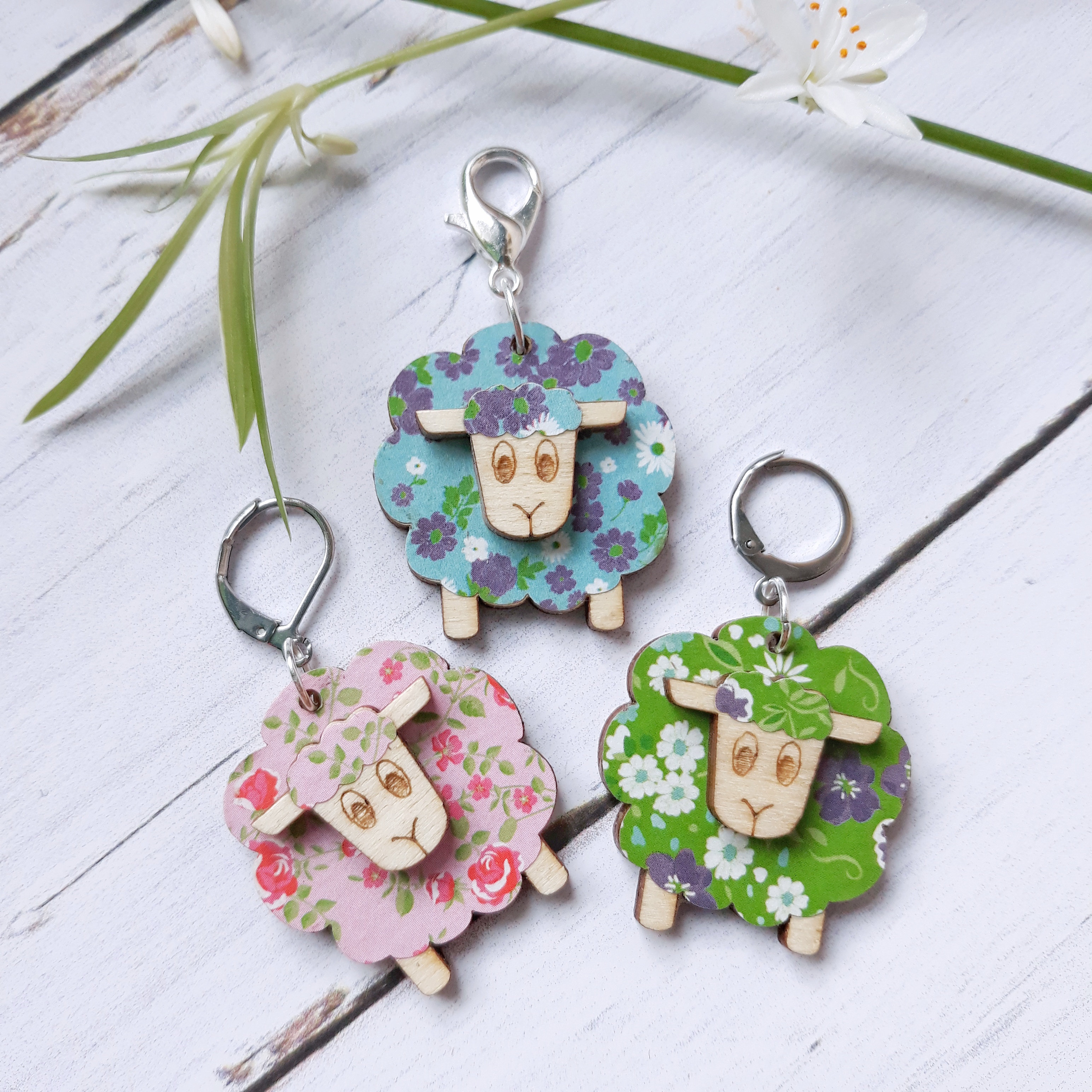 Drei Flower Power Schafe Holz Maschenmarkierer Drei Flower Power Schafe Holz Maschenmarkierer