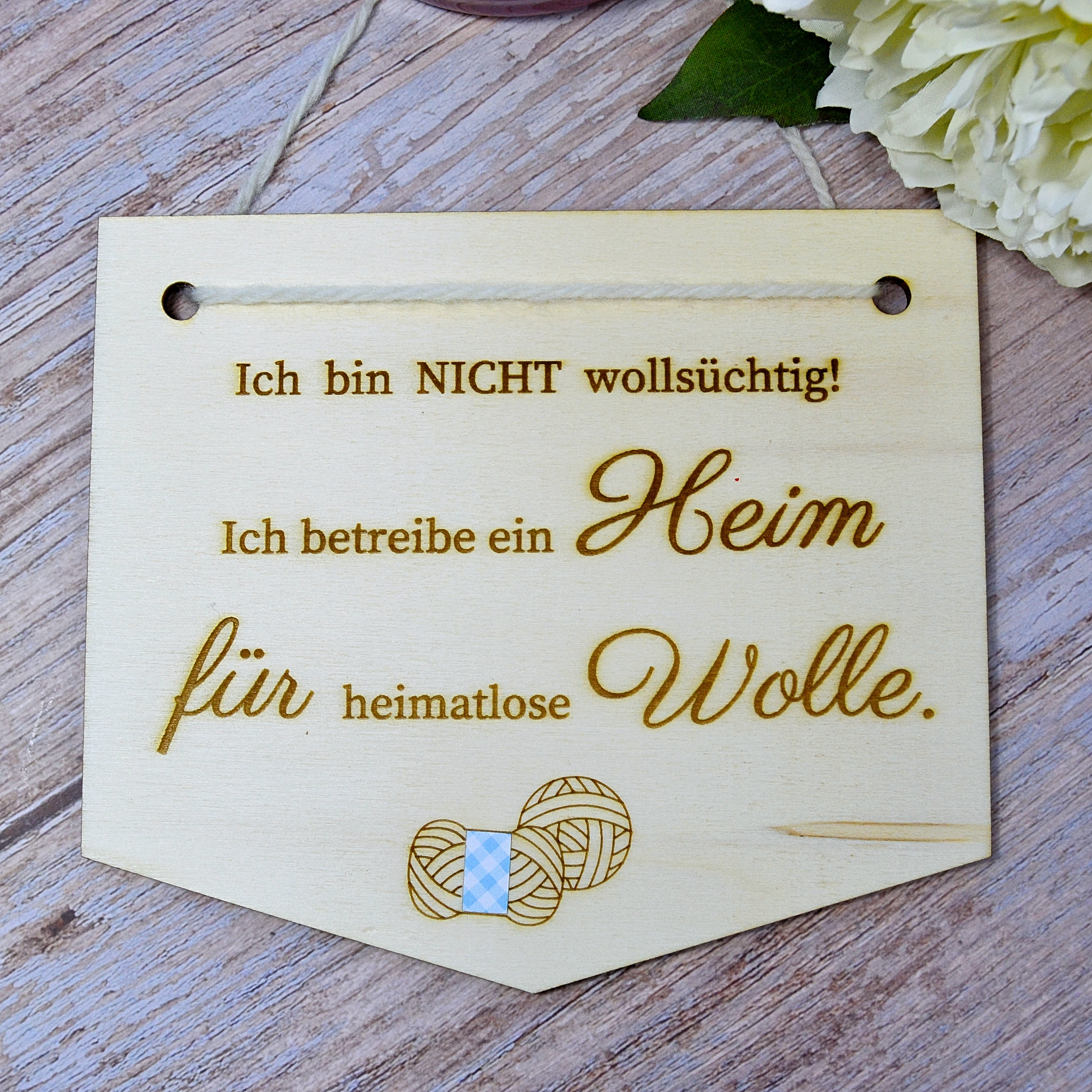 Holz Wimpel "Ich bin nicht wollsüchtig. Ich betreibe ein Heim für heimatlose Wolle"