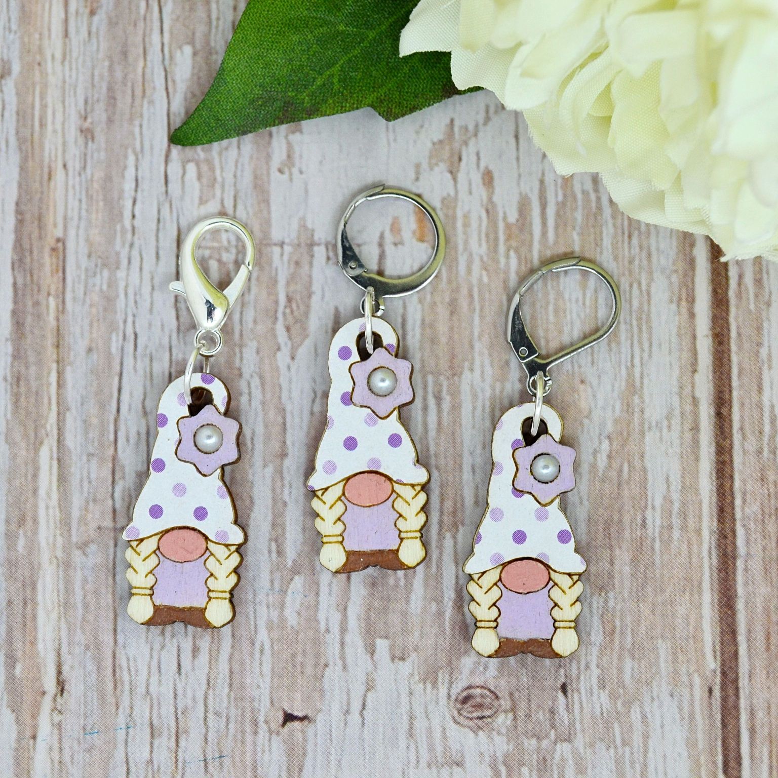 Holzmaschenmarkierer "Wichtelinchen mit Blume"