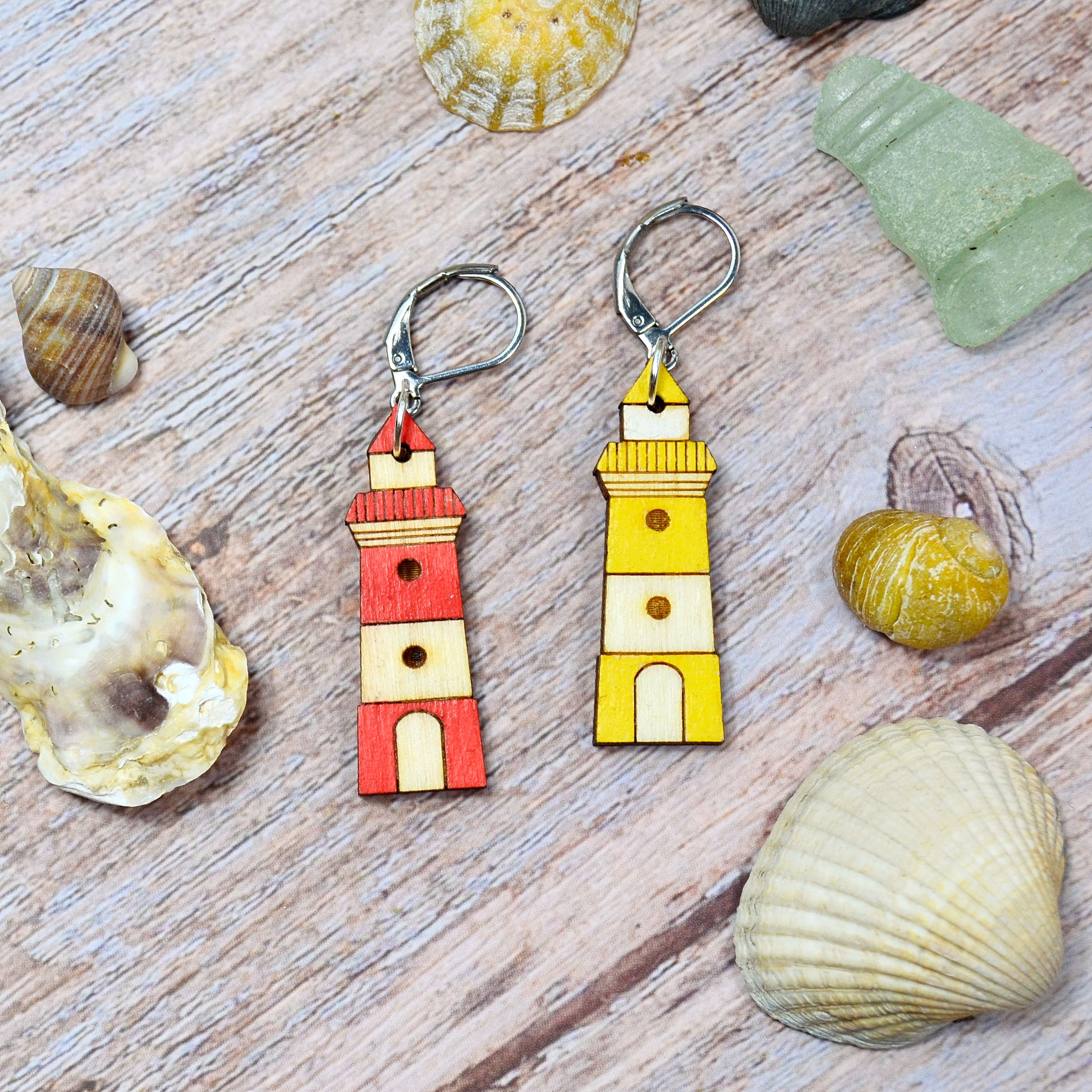 Zwei Holzmaschenmarkierer Leuchtturm gestreift