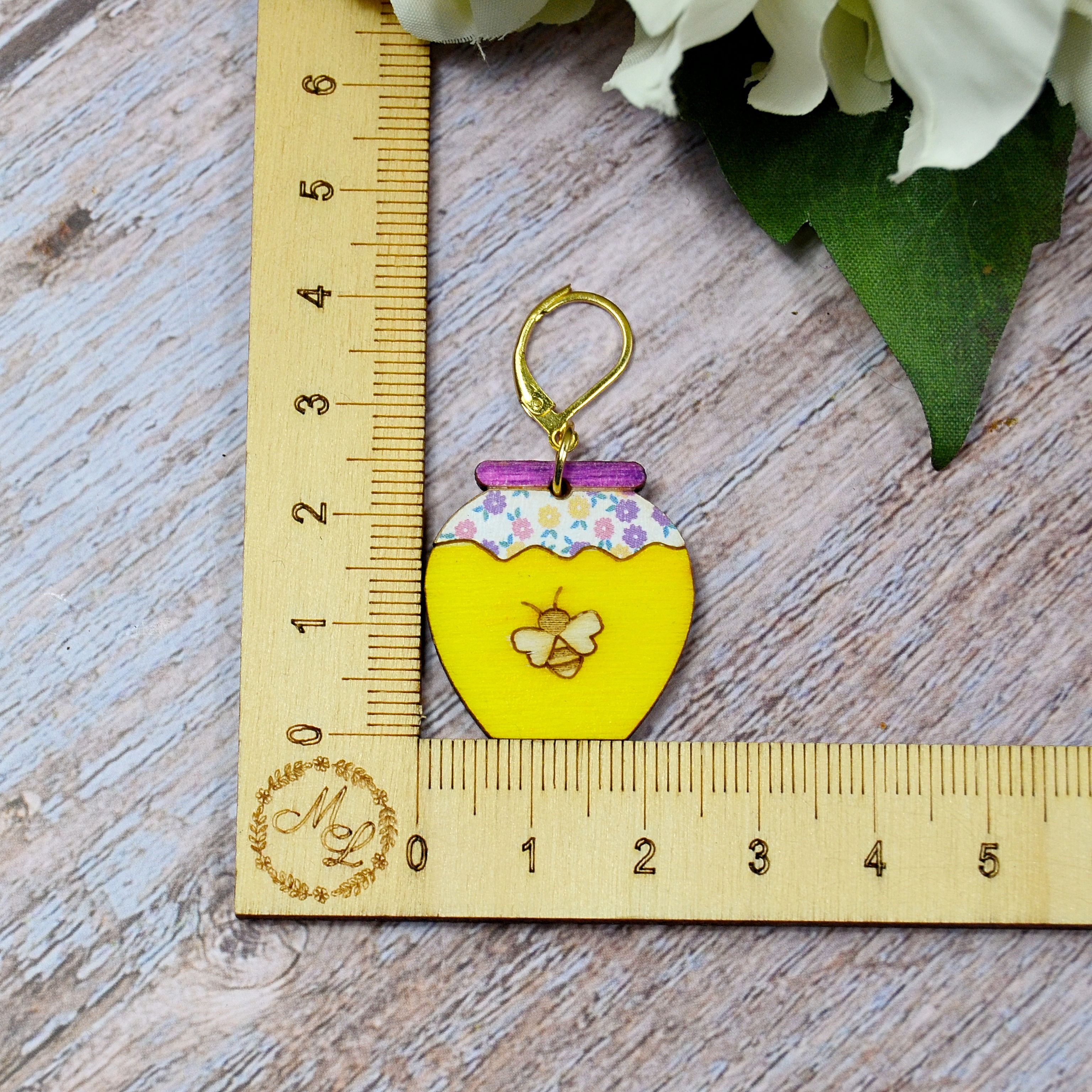 Holzmaschenmarkierer Honig an Lineal