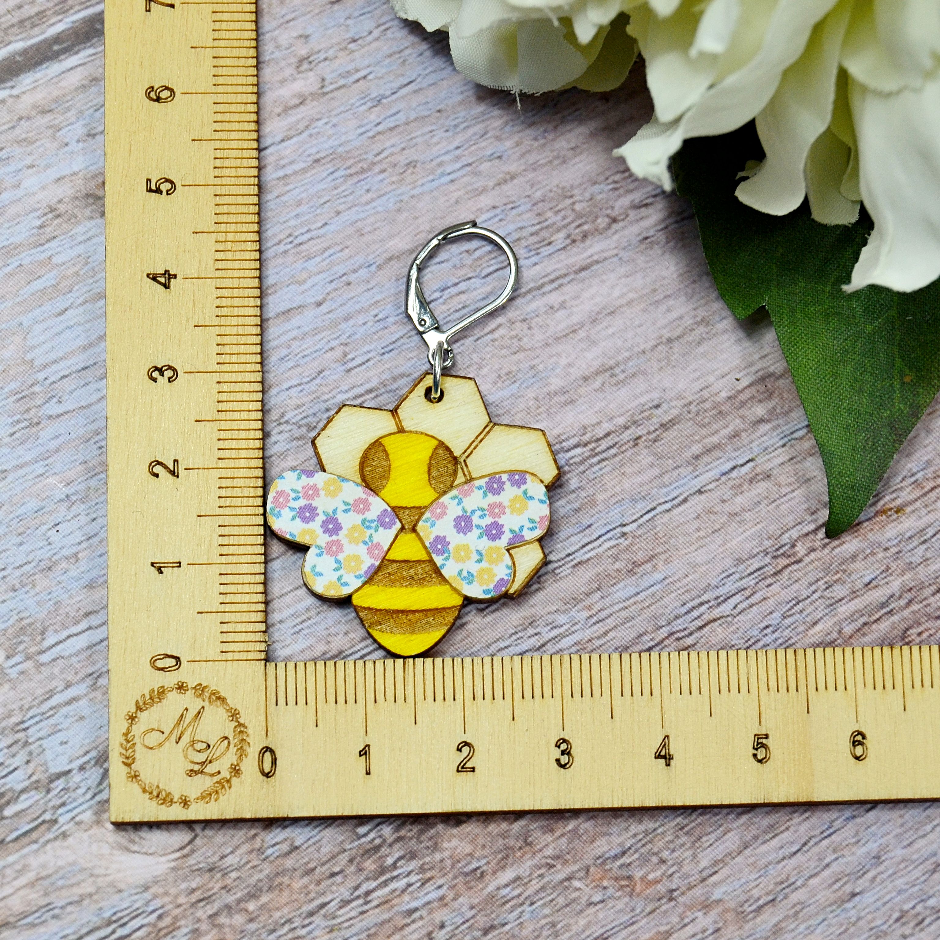 Holzmaschenmarkierer Biene auf Wabe an Lineal