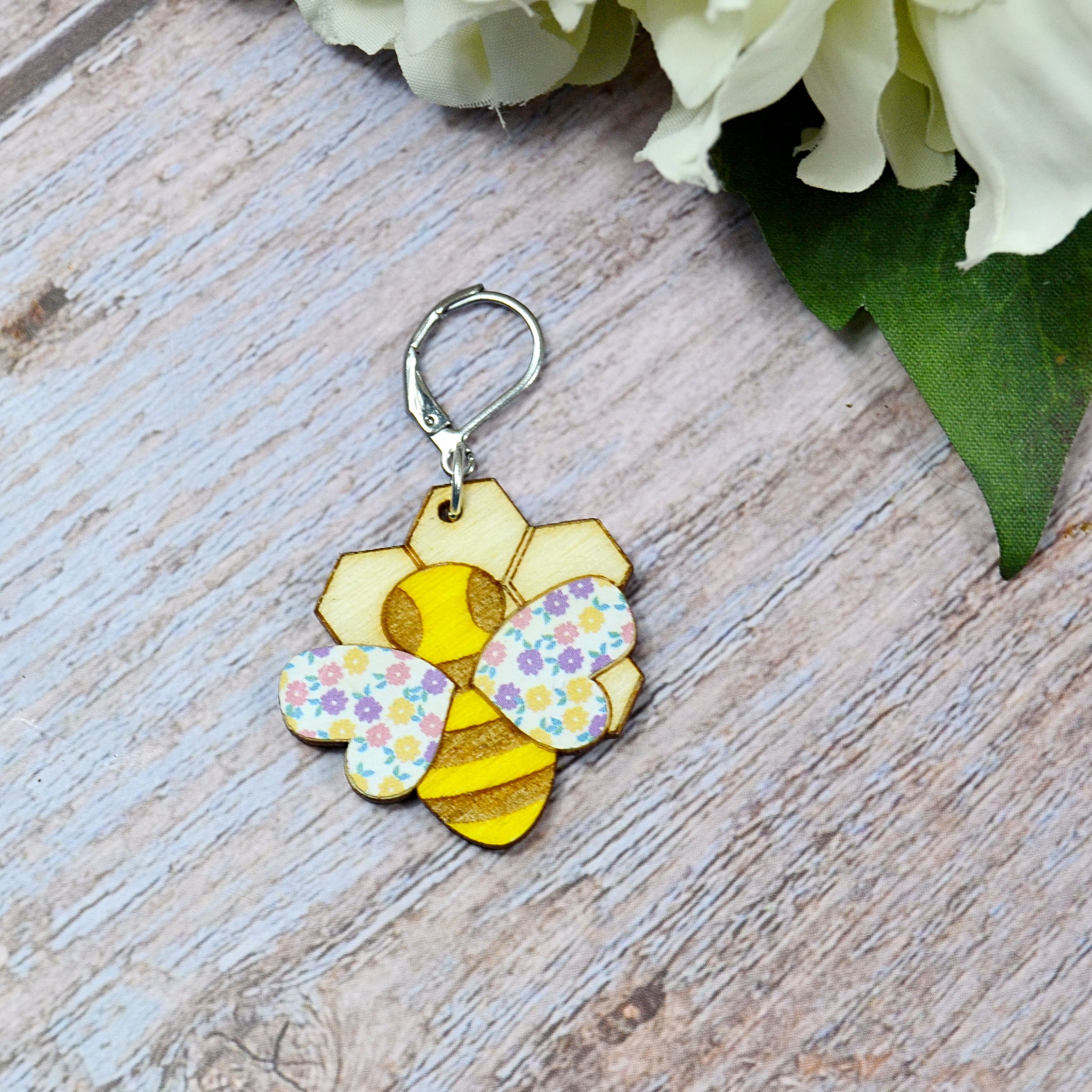 Holzmaschenmarkierer Beine auf Wabe