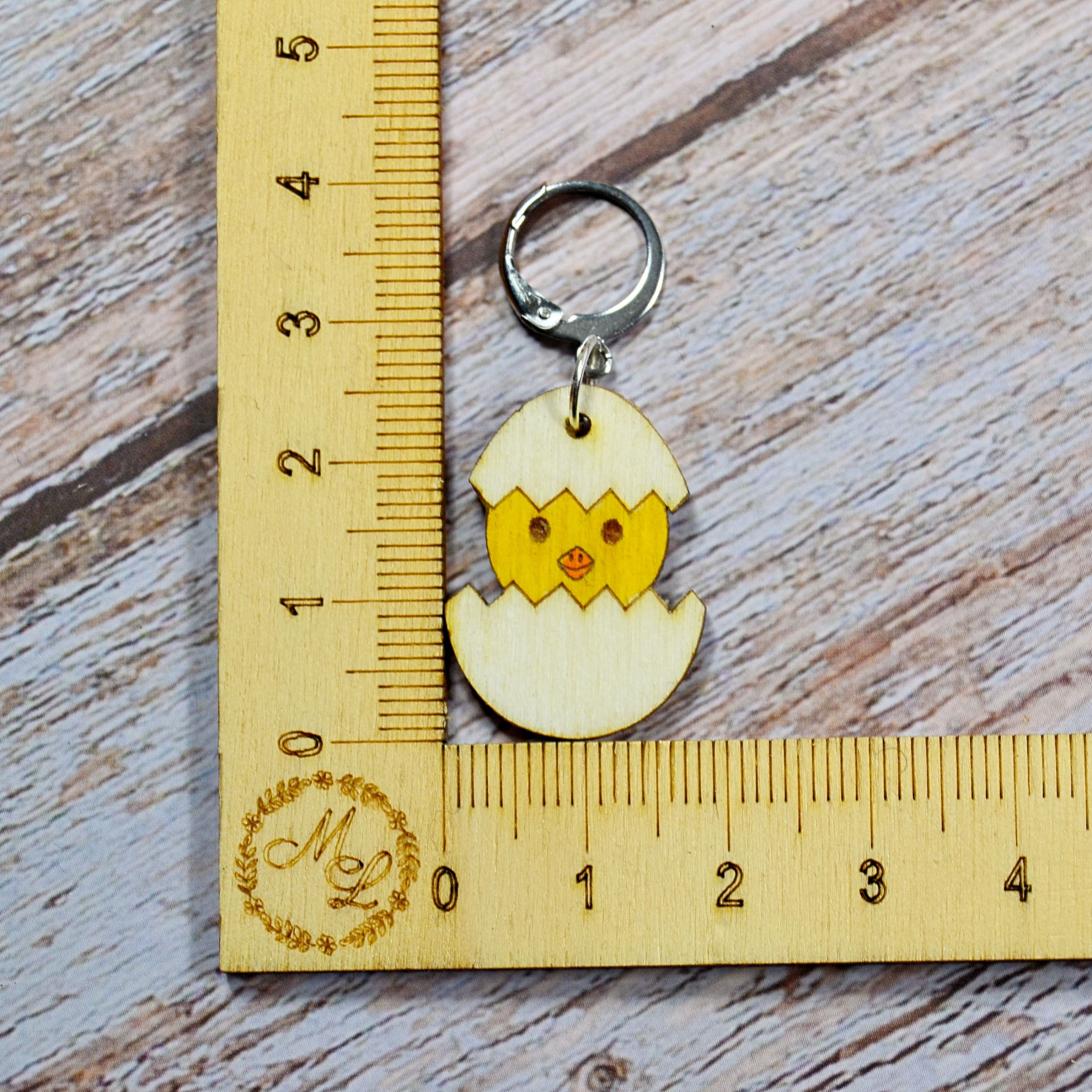 Holzmaschenmarkierer Küken im Ei an Lineal