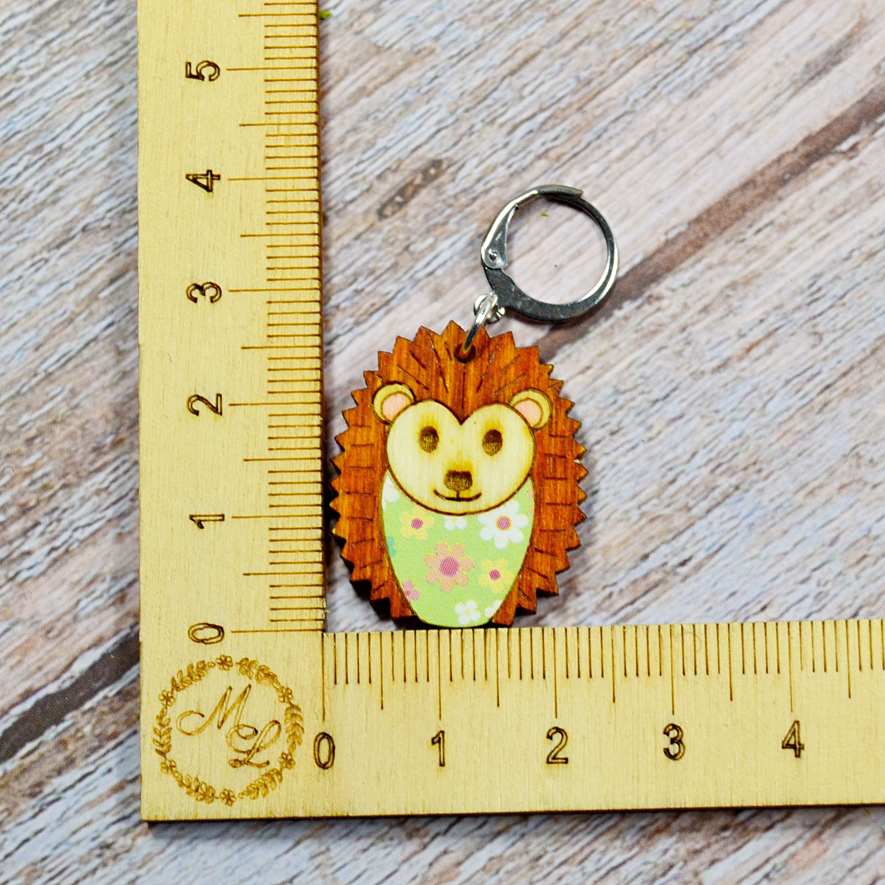 Igel mit Pulli an Lineal