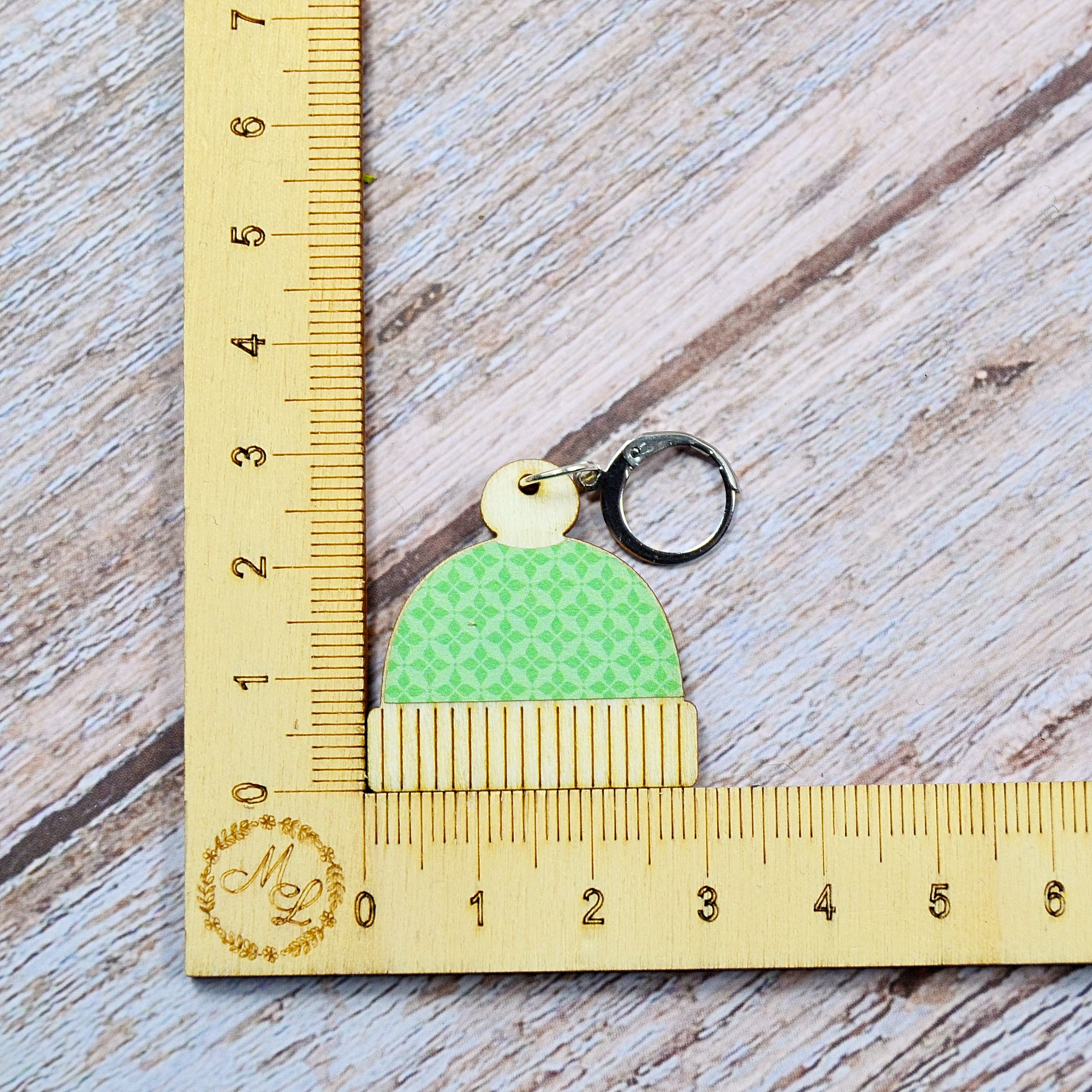 Holzmaschenmarkierer Wollmütze an Lineal