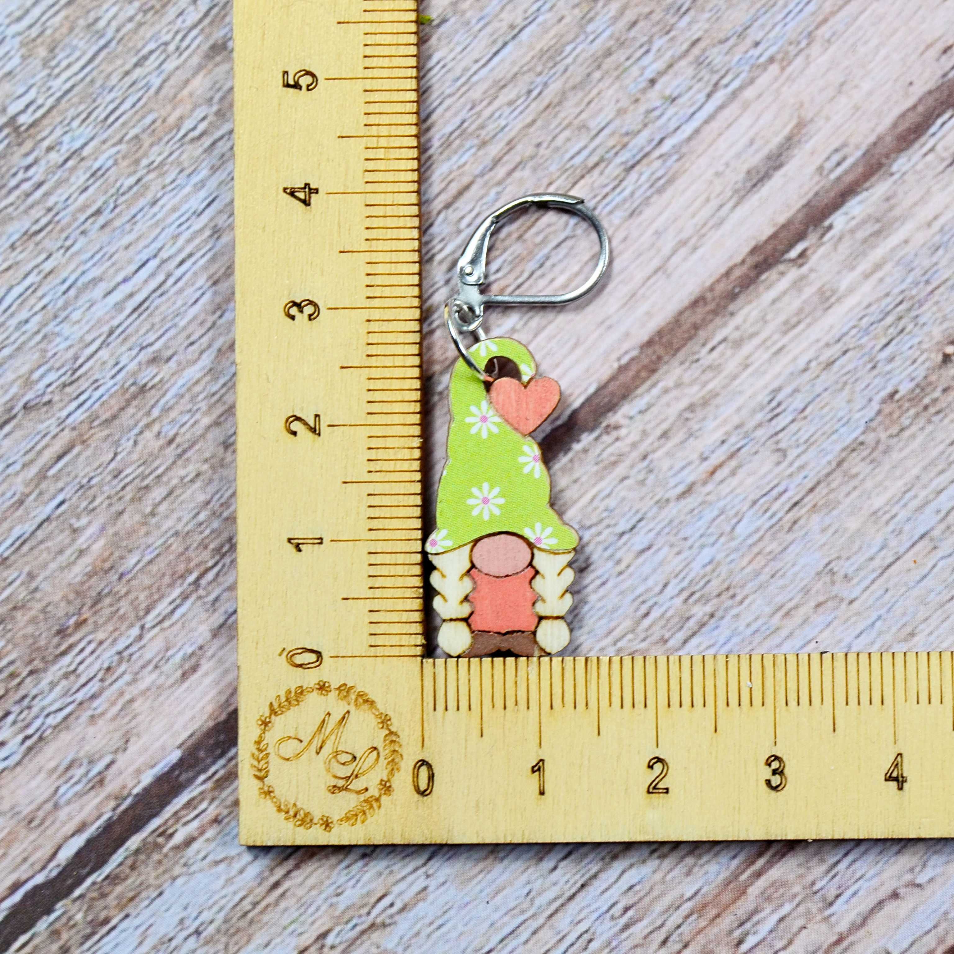 Wichtelinchen mit Herz an Lineal