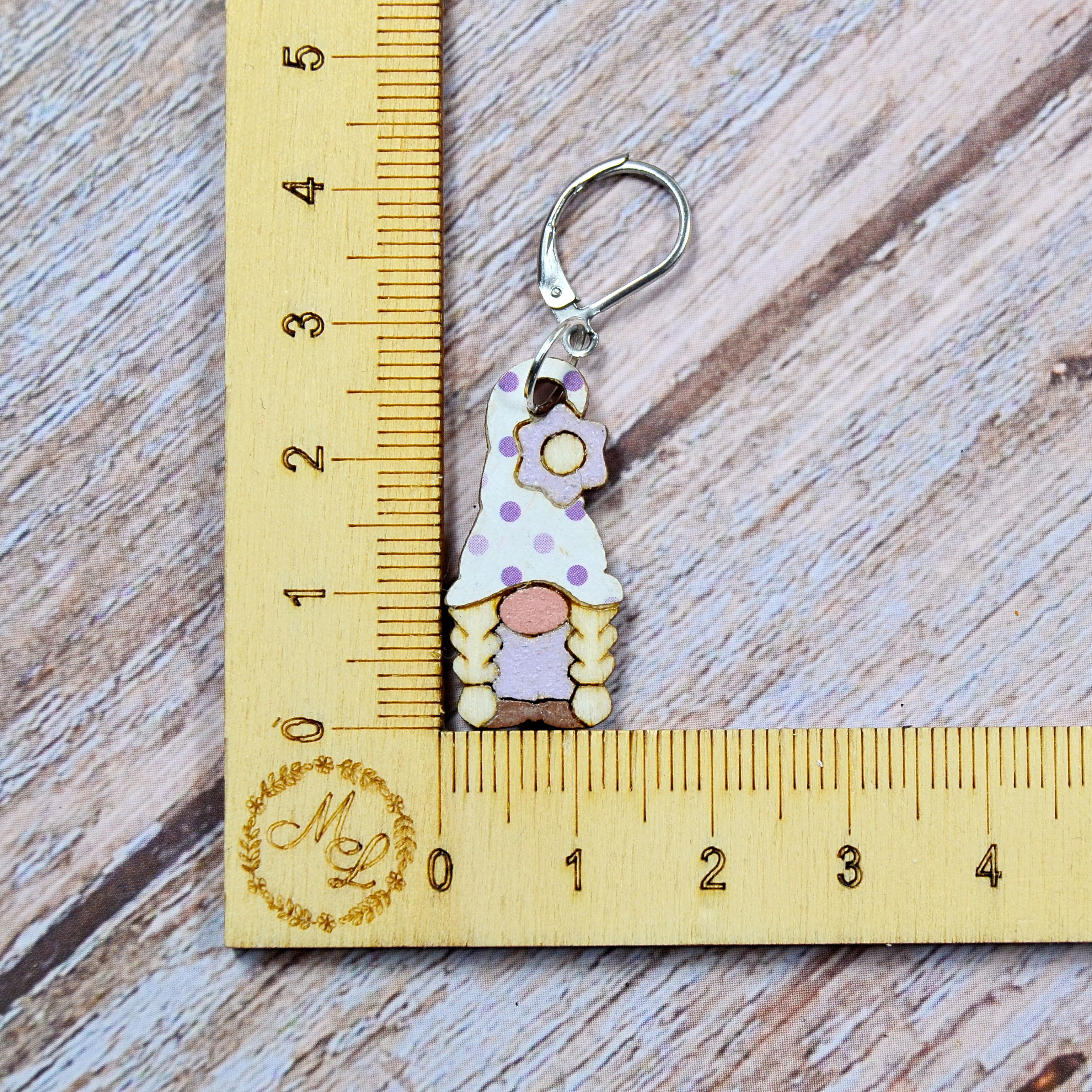 Holzmaschenmarkierer Wichtelinchen mit Blume an Lineal