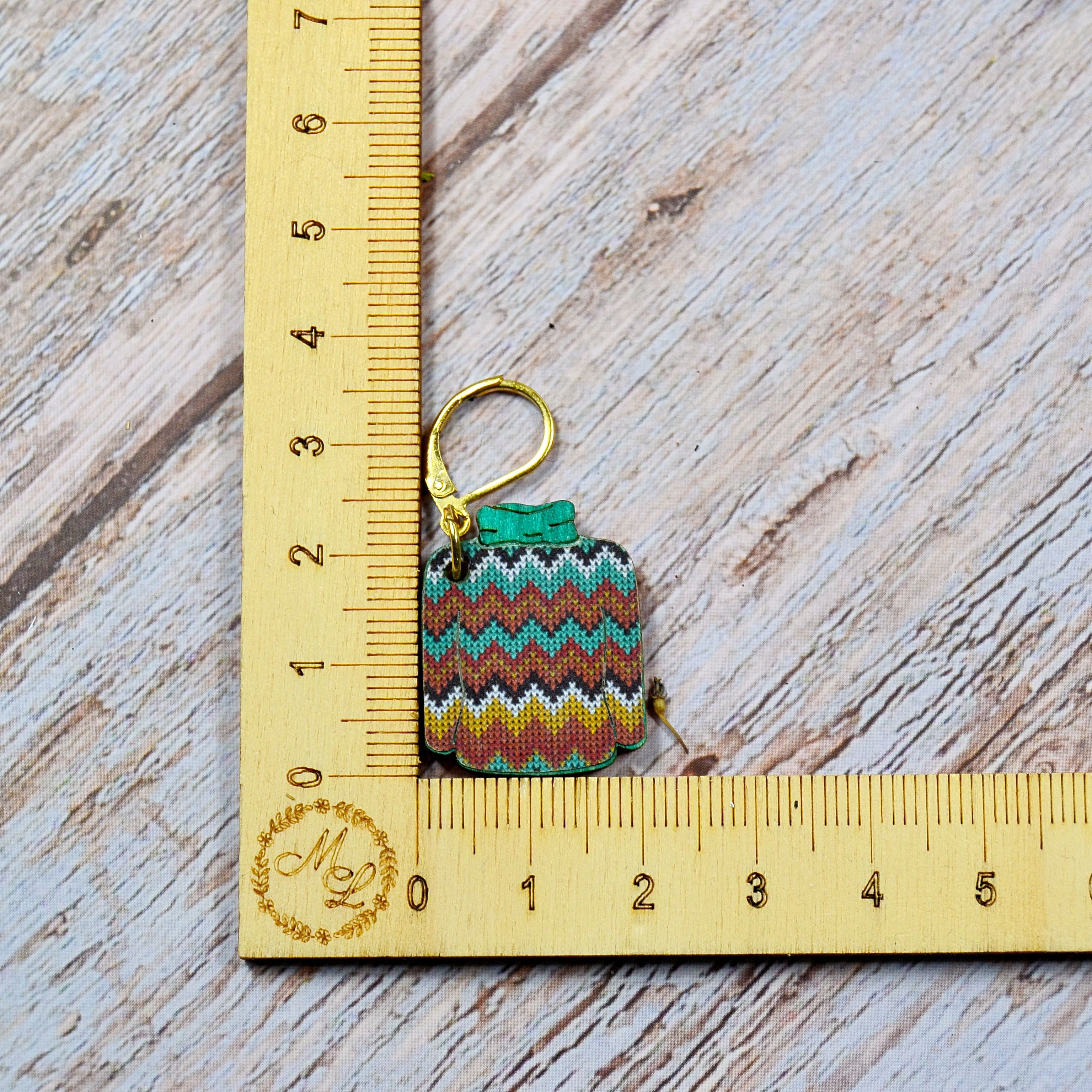 Holzmaschenmarkierer Winterpulli an Lineal