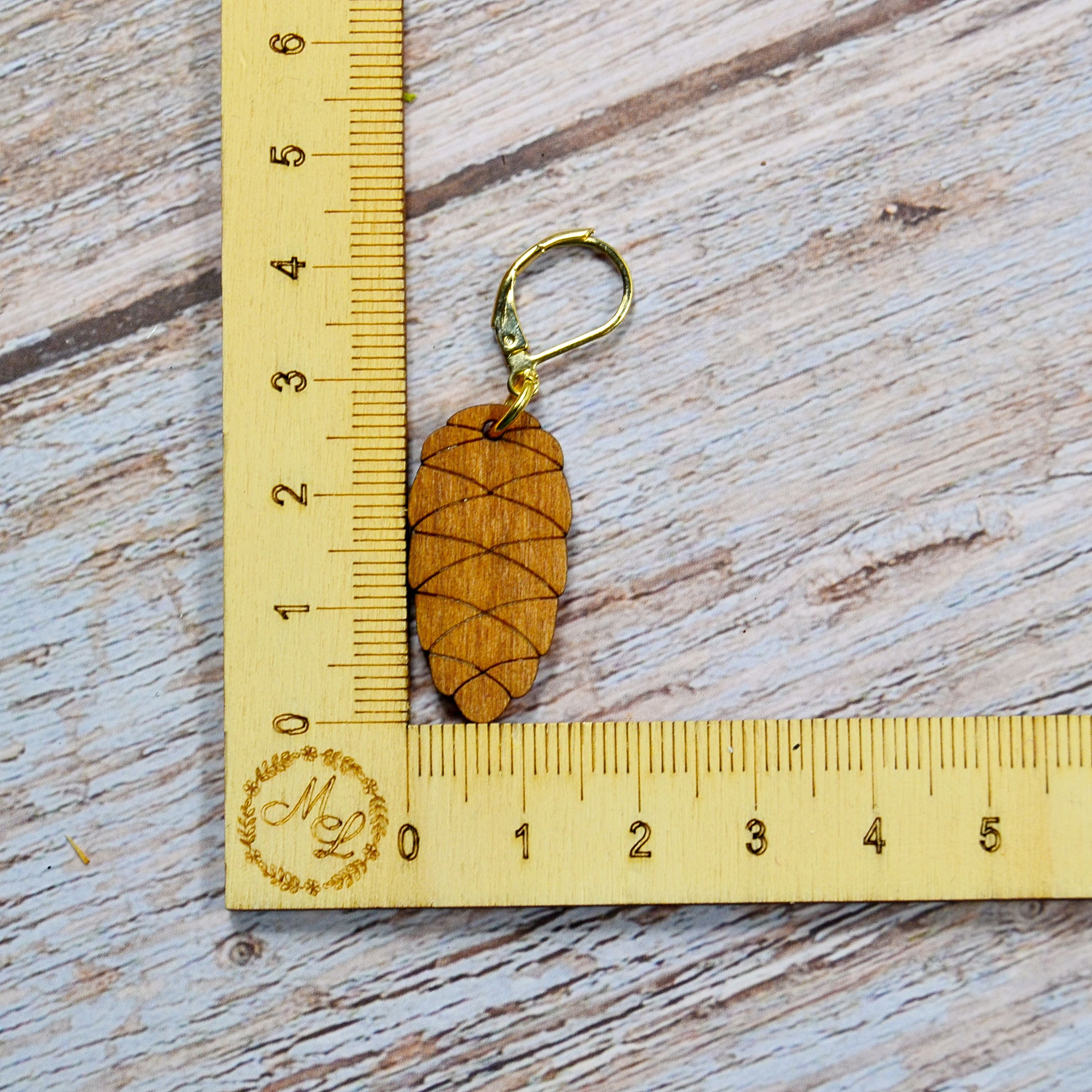 Tannenzapfen-Holzmaschenmarkierer schmal an Lineal