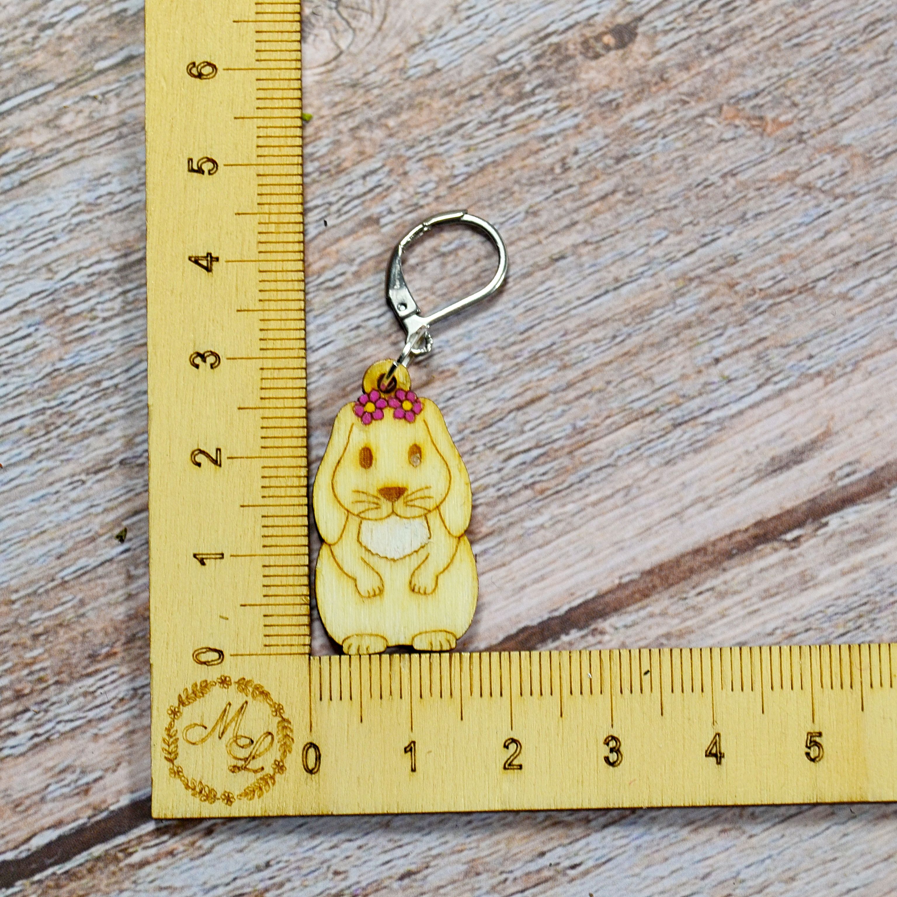 Holzmaschenmarkierer Hängeohrhase an Lineal