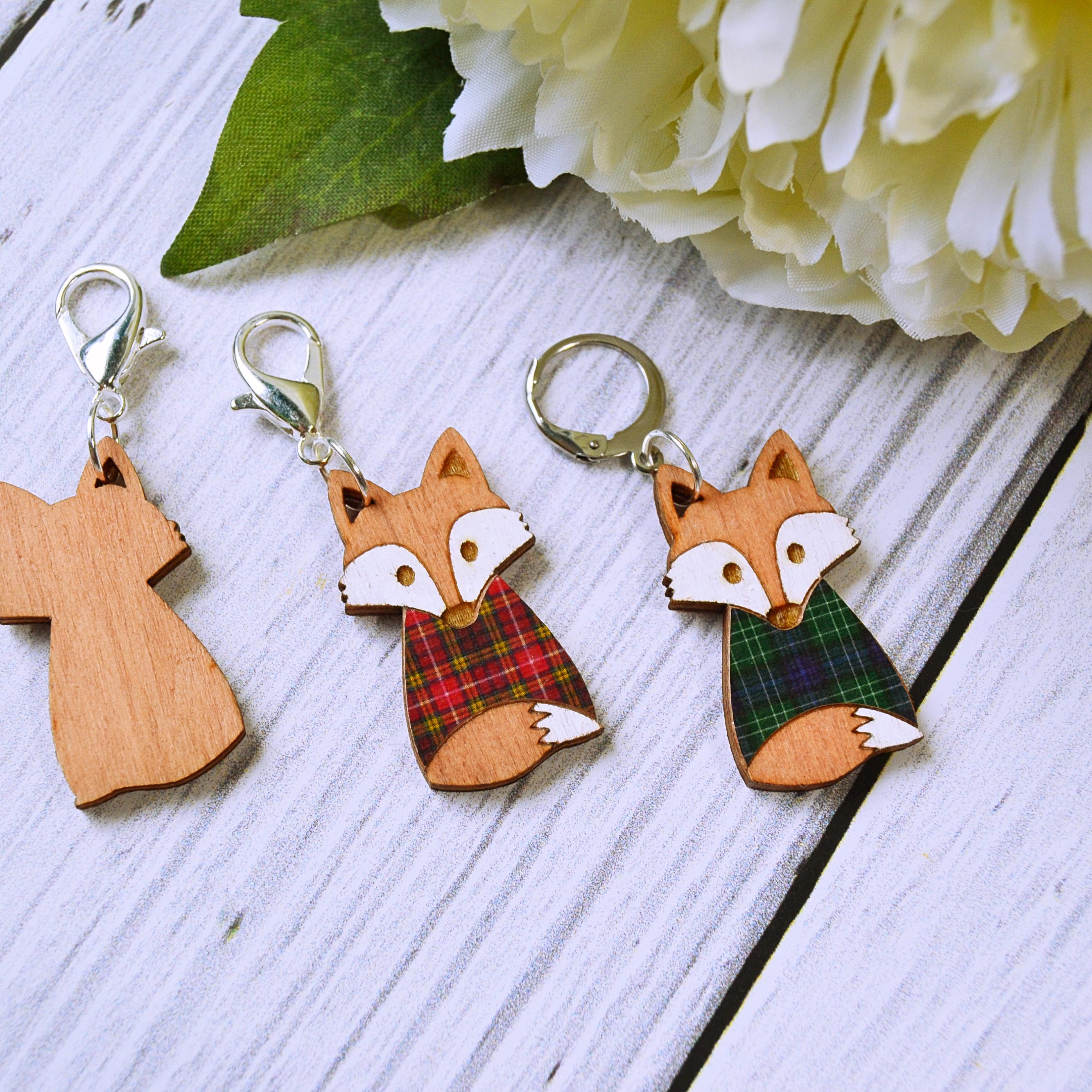 Holzmaschenmarkierer Fuchs mit Pulli Tartan-version