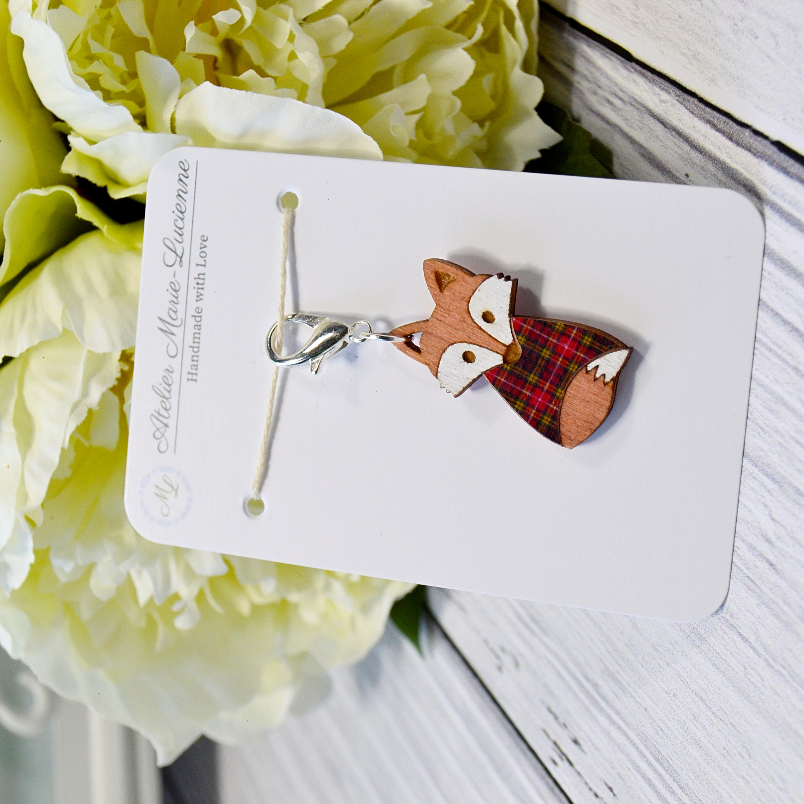 Holzmaschenmarkierer Fuchs mit Pulli an Backing Card