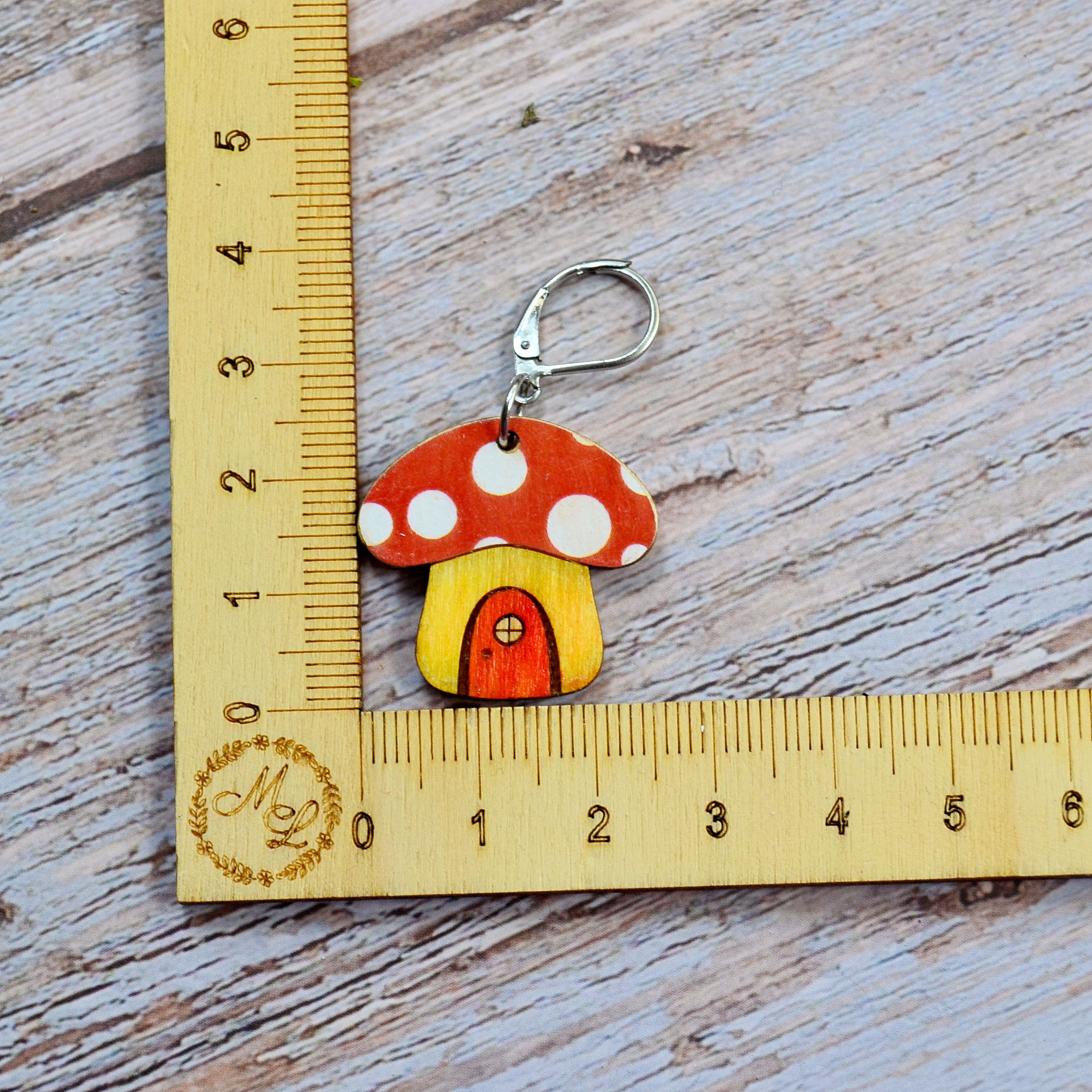 Holzmaschenmarkierer Fliegenpilz an Lineal