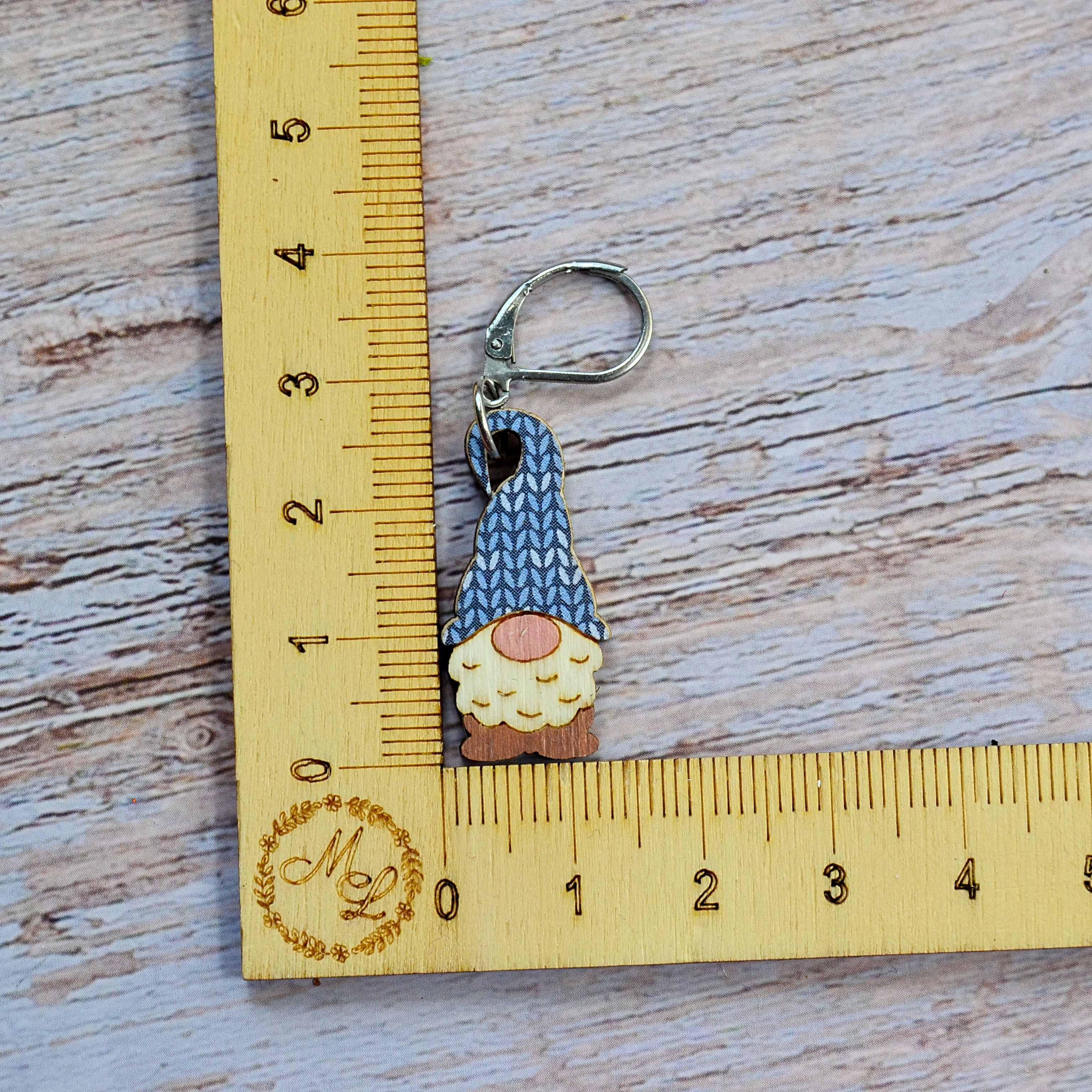 Holzmaschenmarkierer Winterwichtel an Lineal