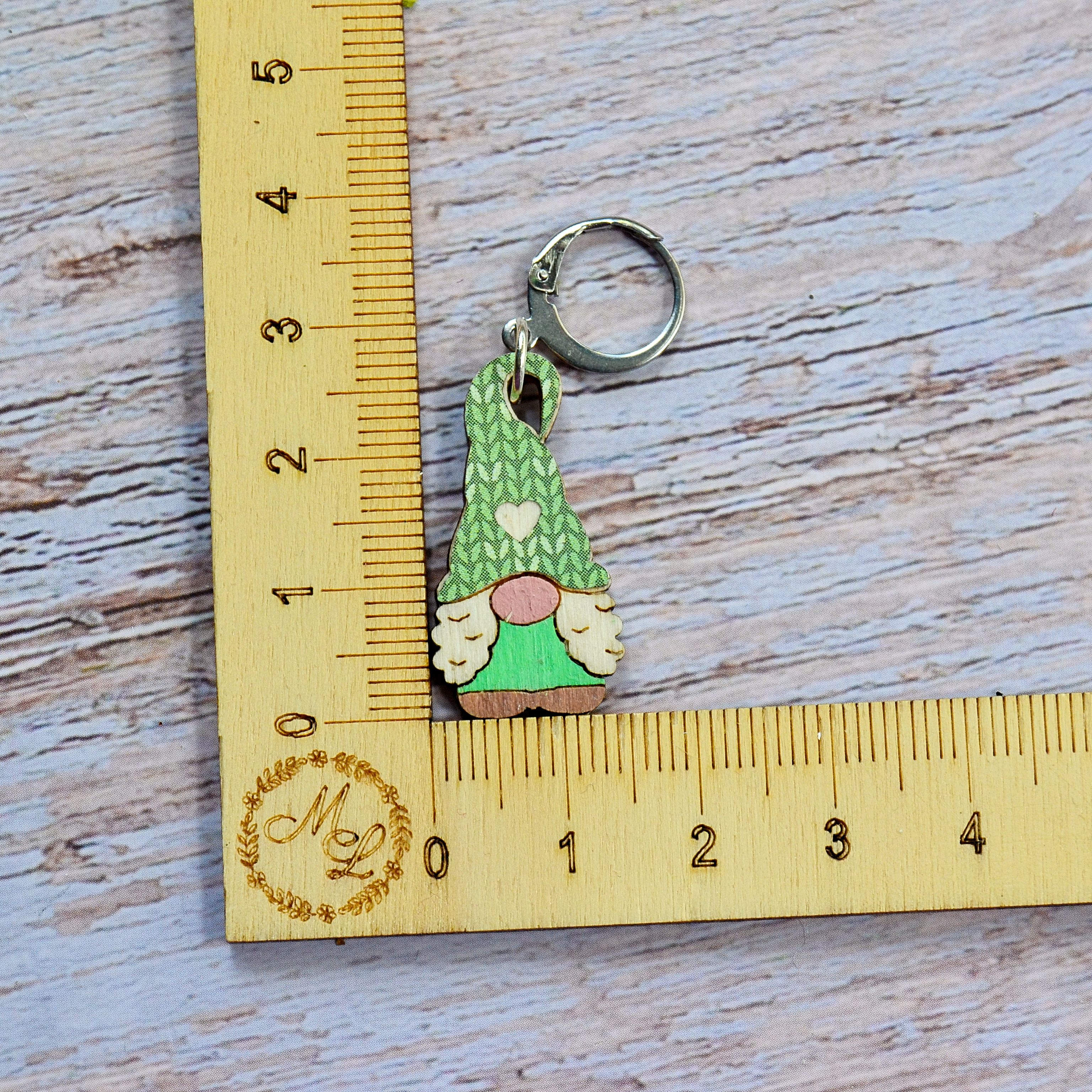 Holzmaschenmarkierer Winterwichtelinchen an Lineal