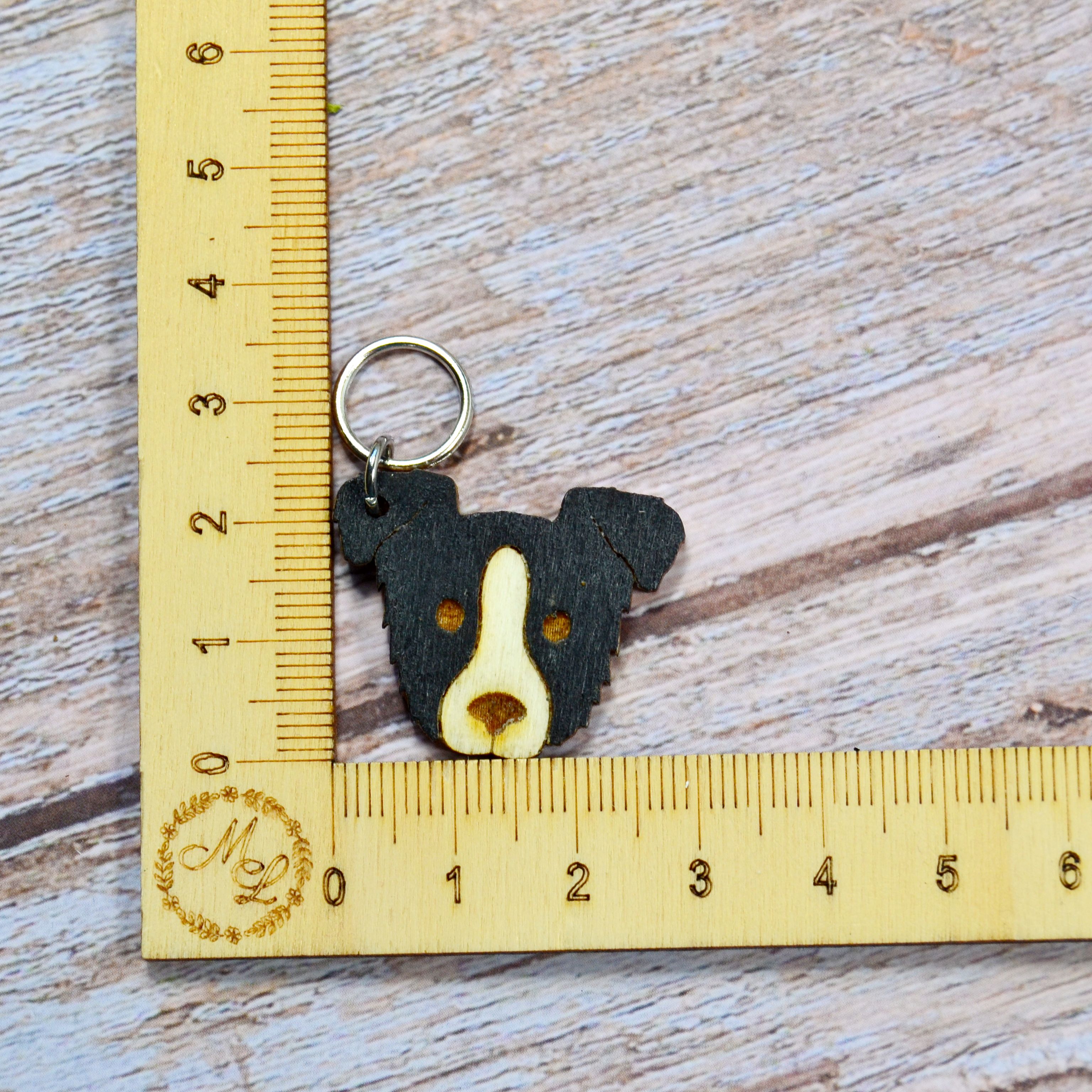 Holzmaschenmarkierer Border Collie an Lineal