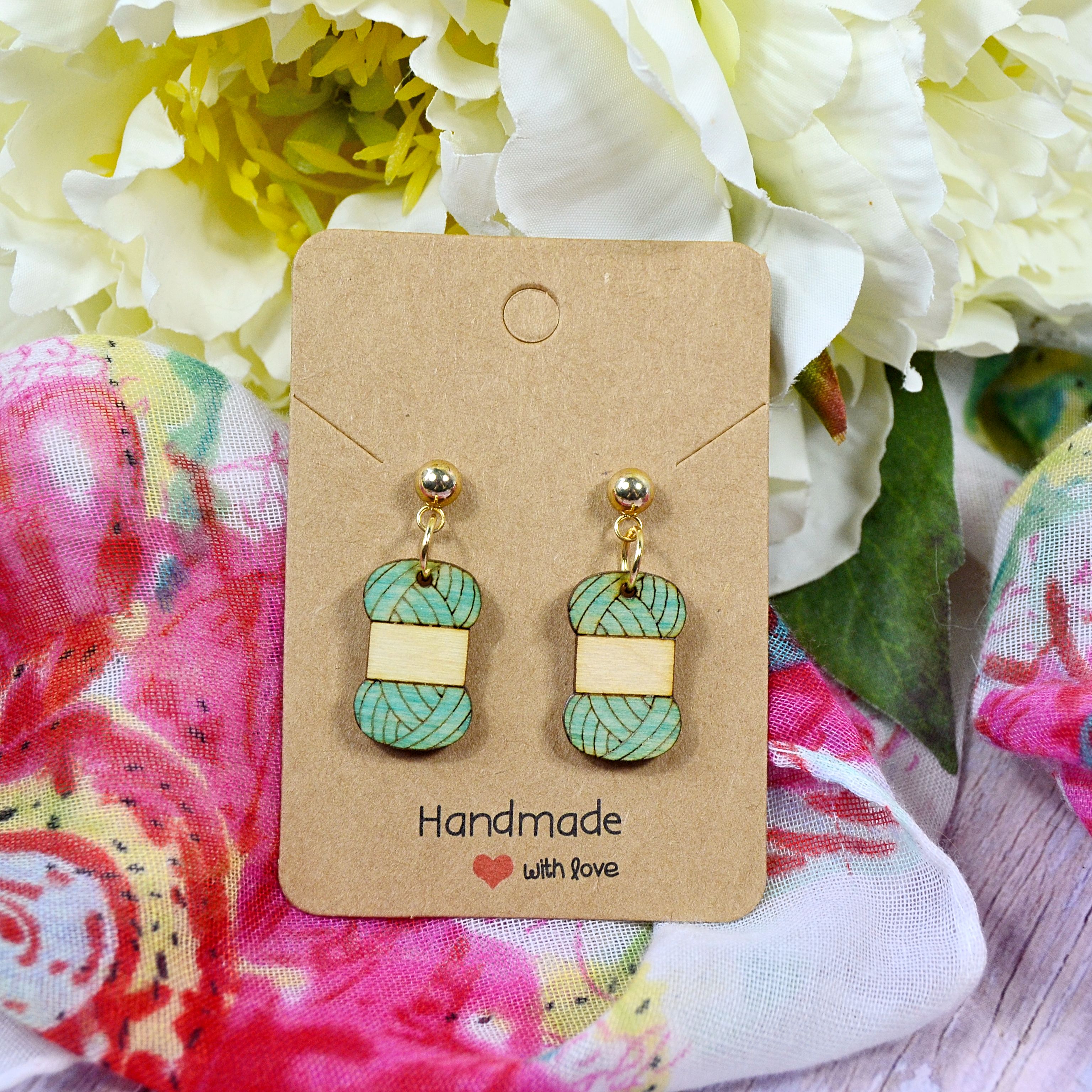 Wollknäuel Azur an Kugel-Ohrstecker, 24K vergoldet