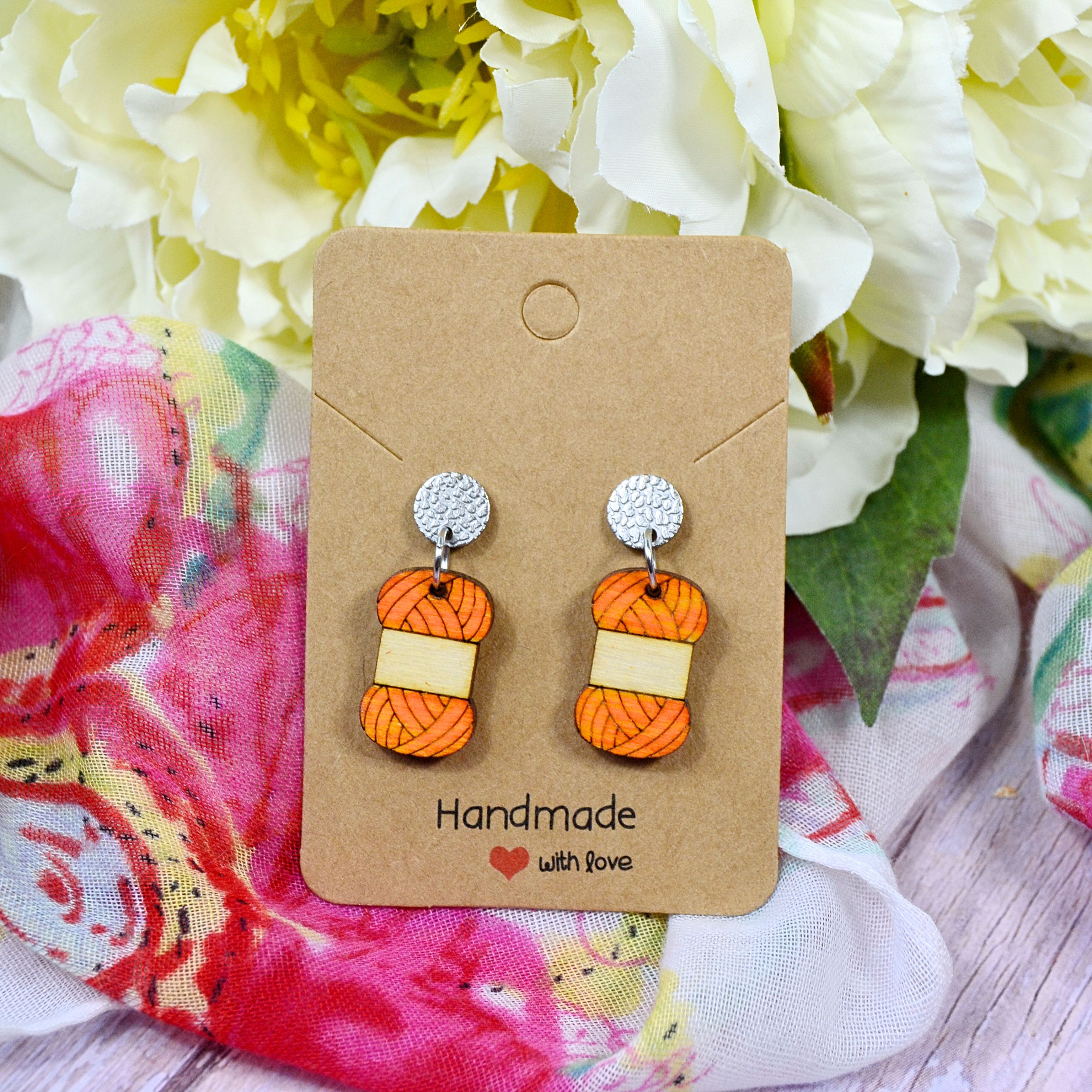 Wollknäuel orange an runde, geprägte Ohrstecker