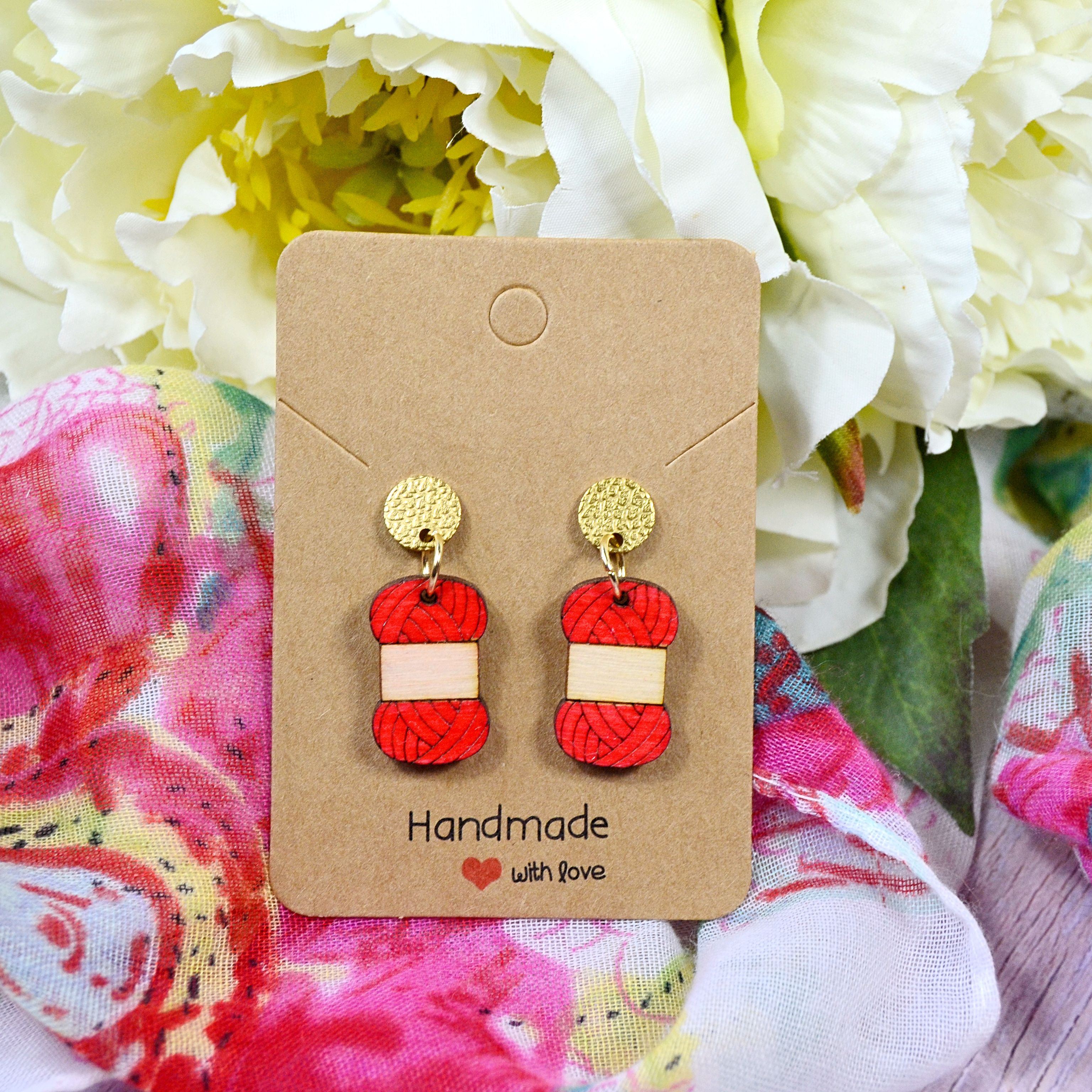 Wollknäuel rot an runde, geprägte Ohrstecker, 18K vergoldet