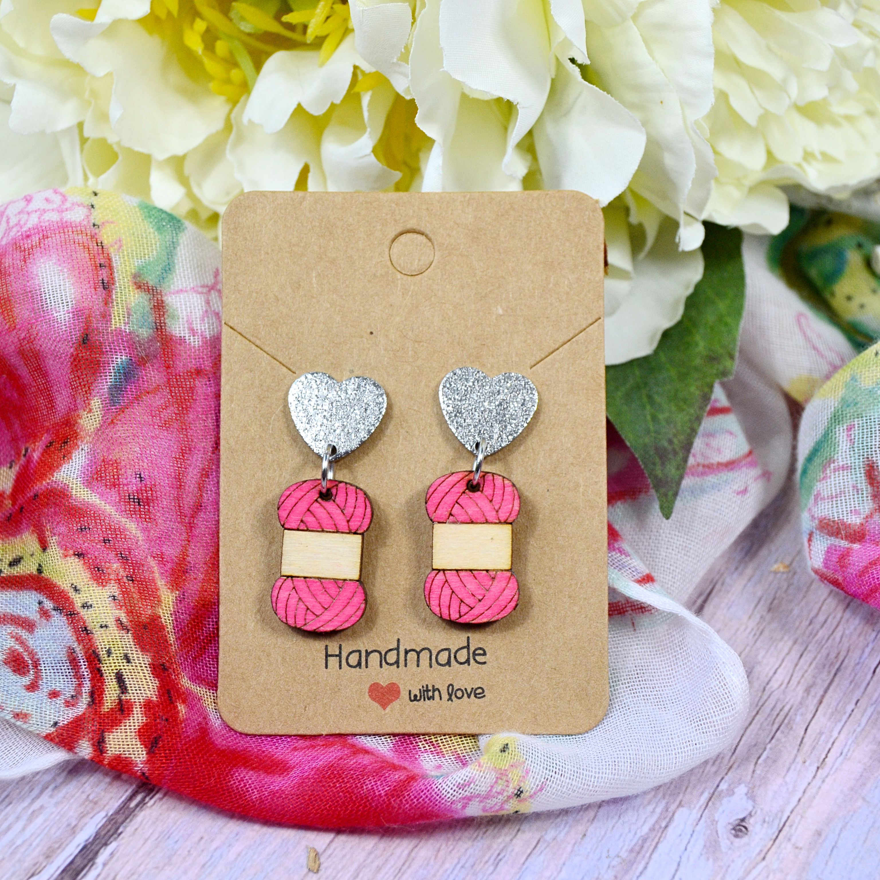Wollknäuel Pink an Herz-Ohrstecker
