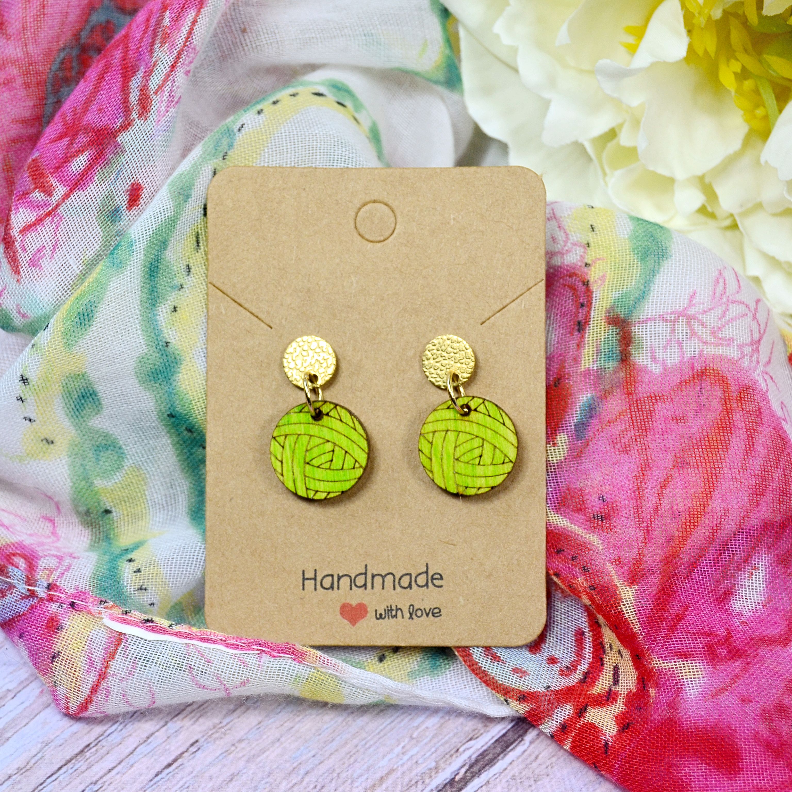 Wollknäuel rund grün rundem, geprägtem Ohrstecker, 18K vergoldet