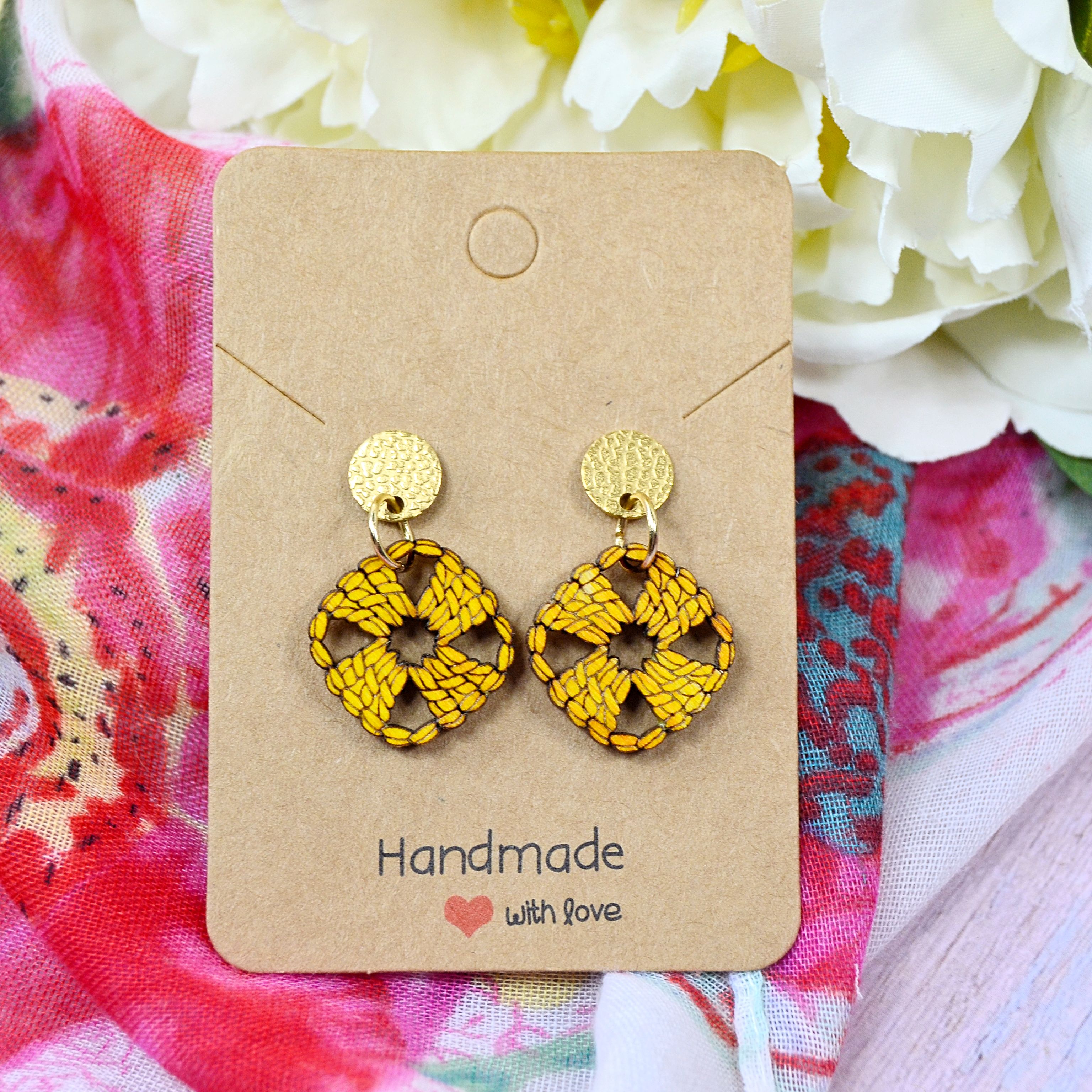 Granny Square Sonnengelb an rundem, geprägtem Ohrstecker, 18K vergoldet