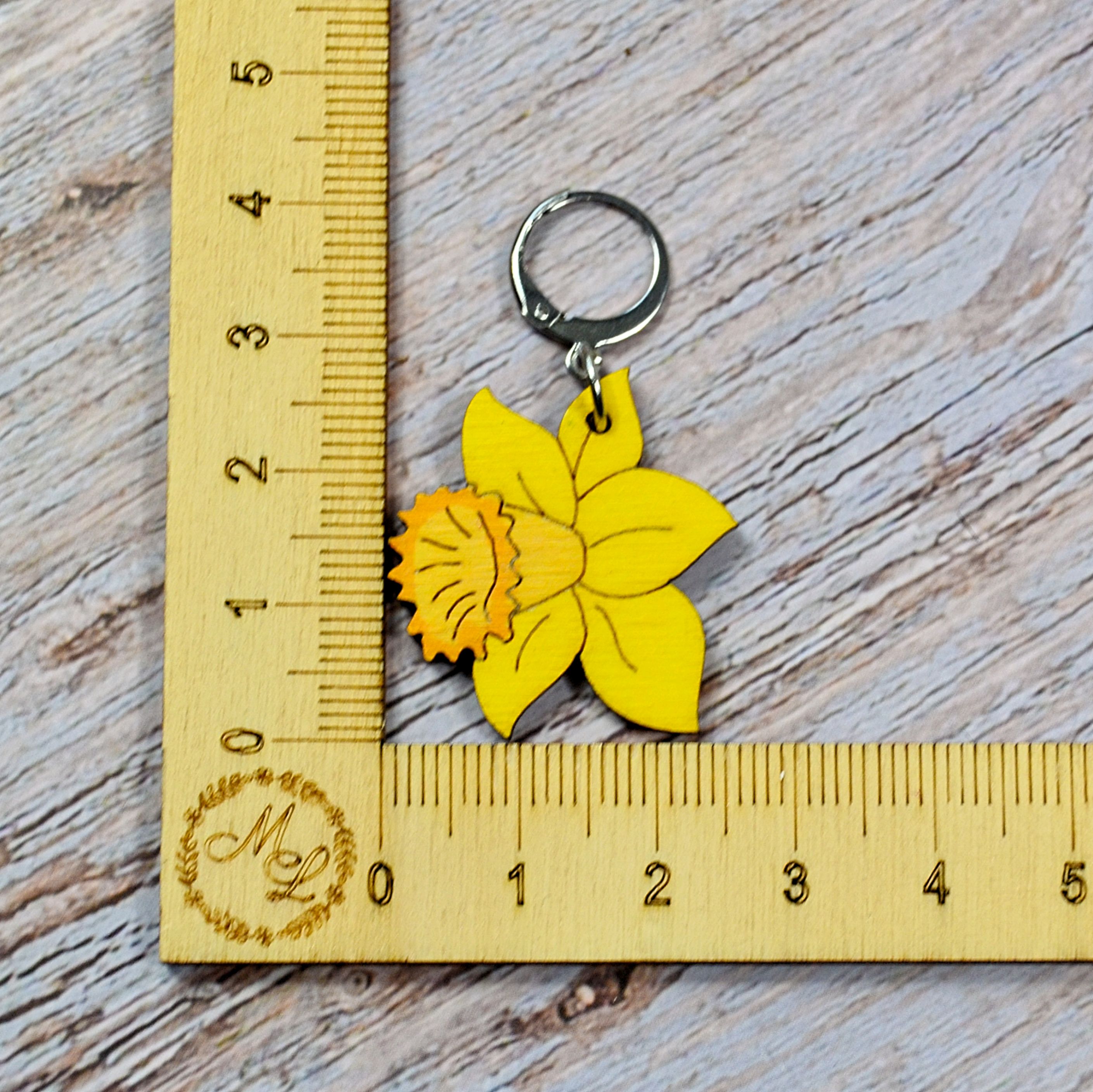 Holzmaschenmarkierer Osterglocke an Lineal