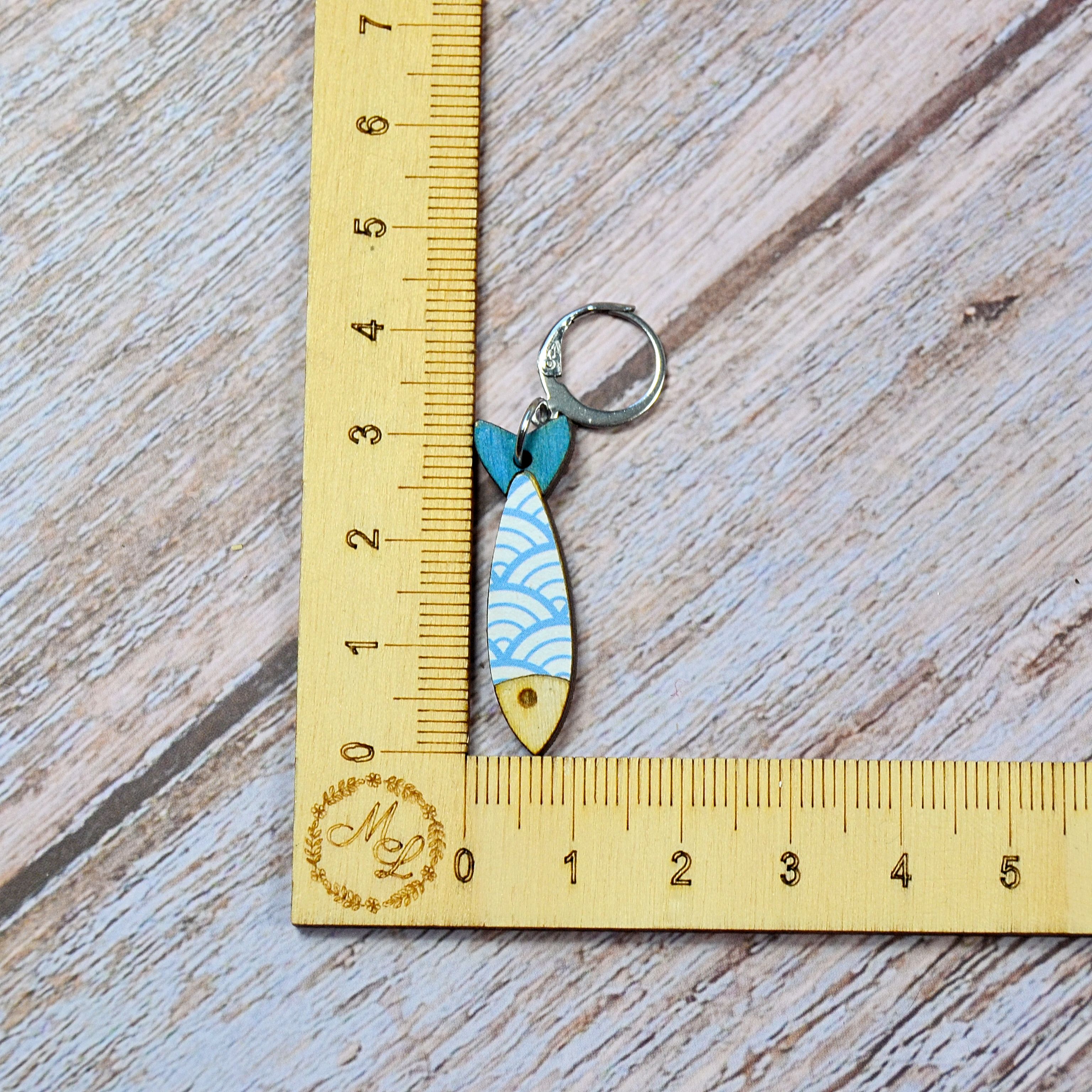 Holzmaschenmarkierer Sardine an Lineal