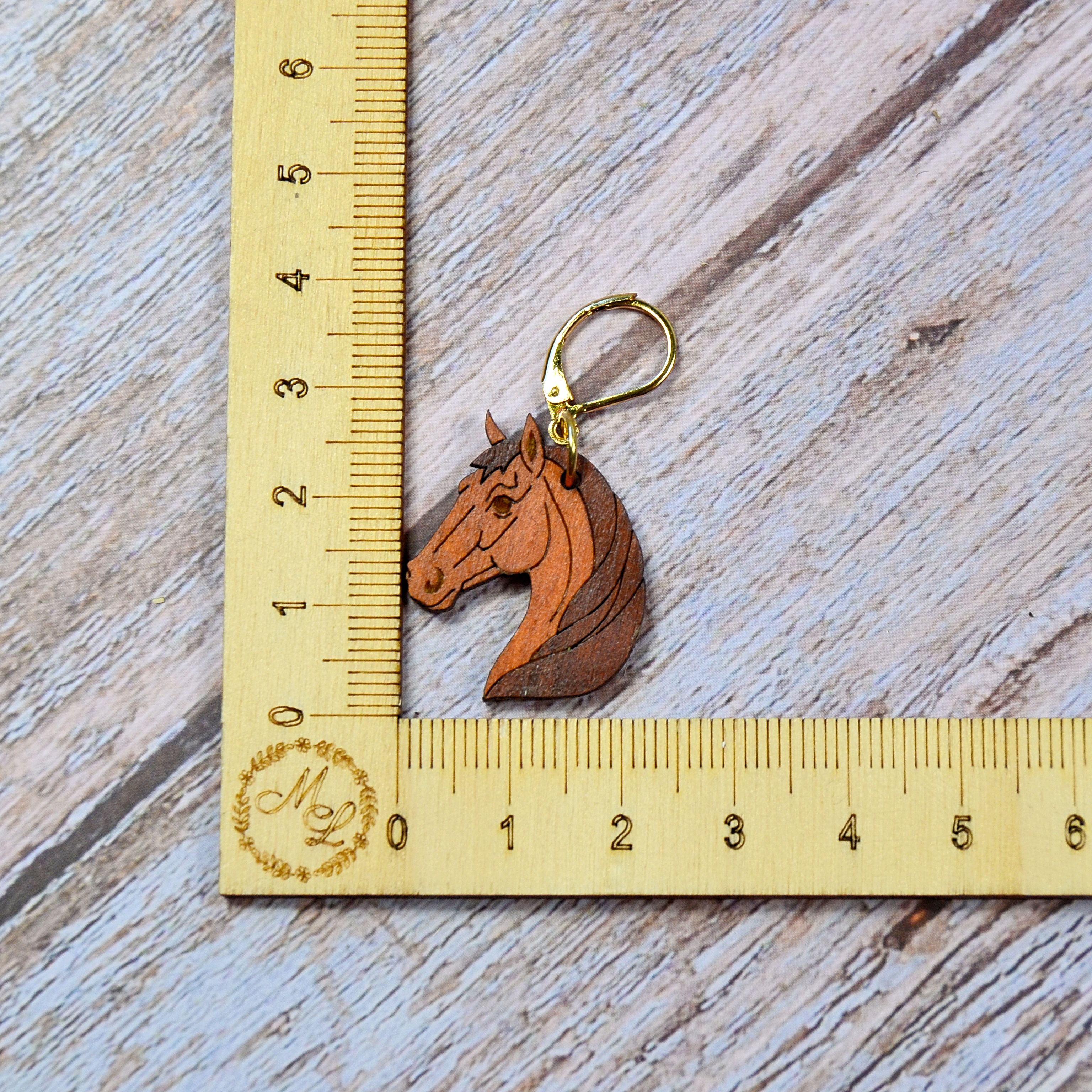 Holzmaschenmarkierer Pferd (braun) an Lineal