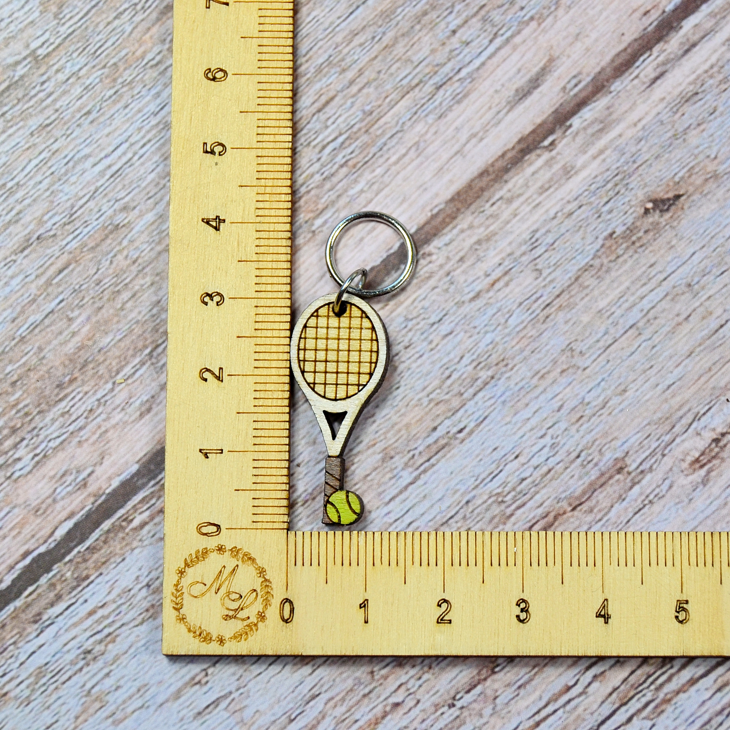 Holzmaschenmarkierer Tennisschläger an Lineal