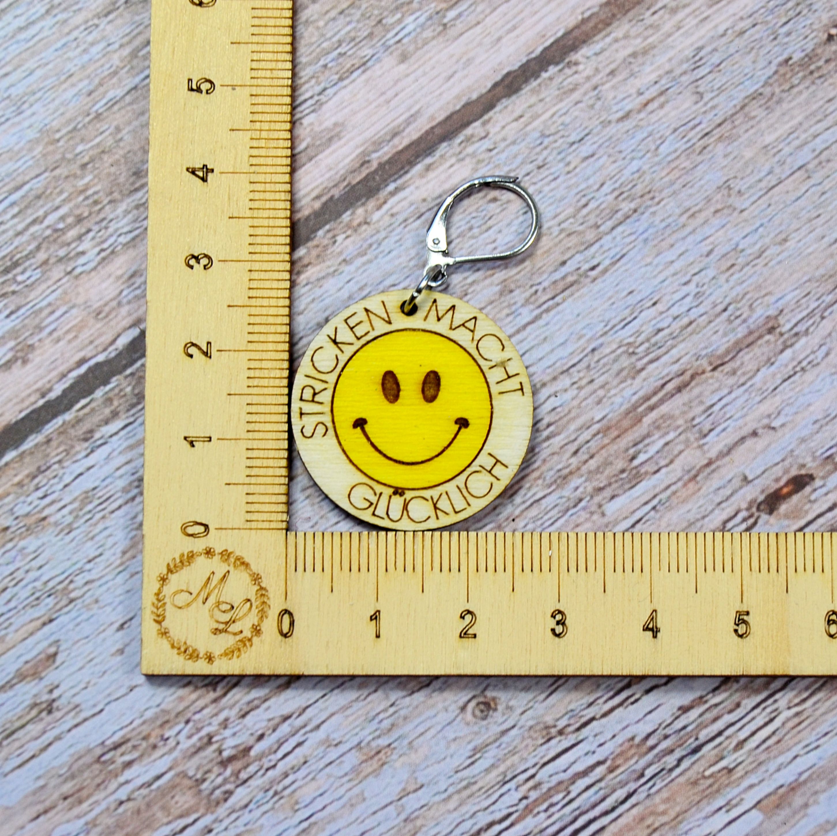 Smiley-Holzmaschenmarkierer "Stricken macht glücklich" an Lineal