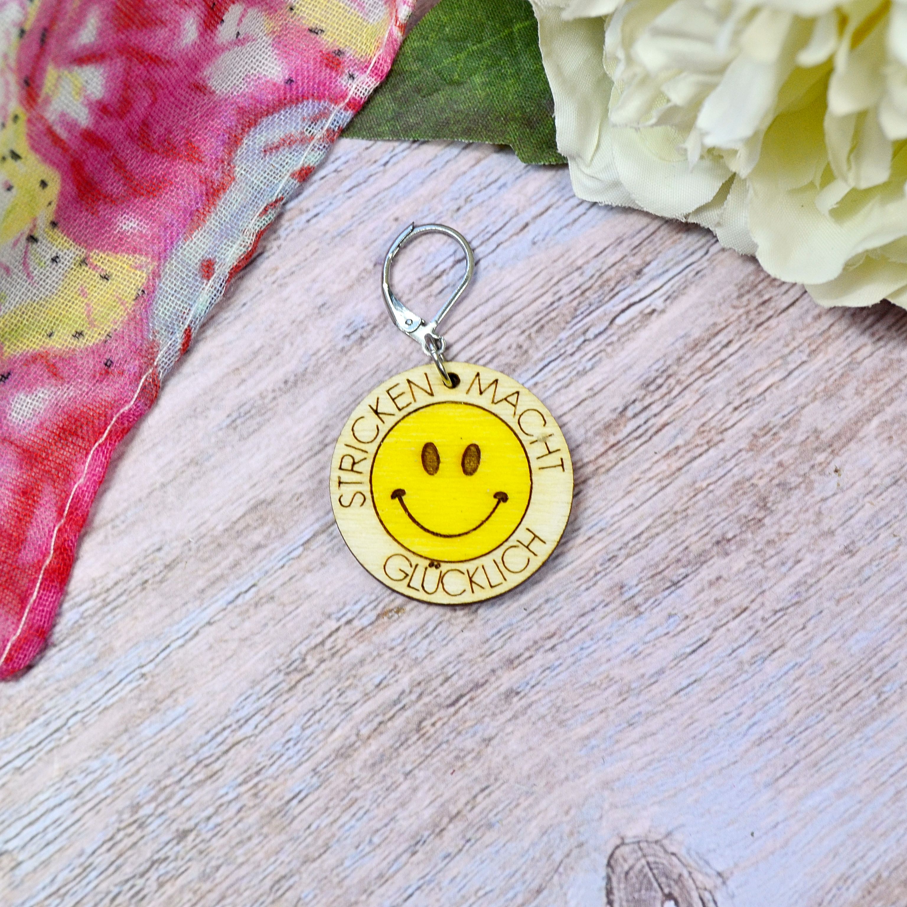 Smiley-Holzmaschenmarkierer "Stricken macht glücklich"