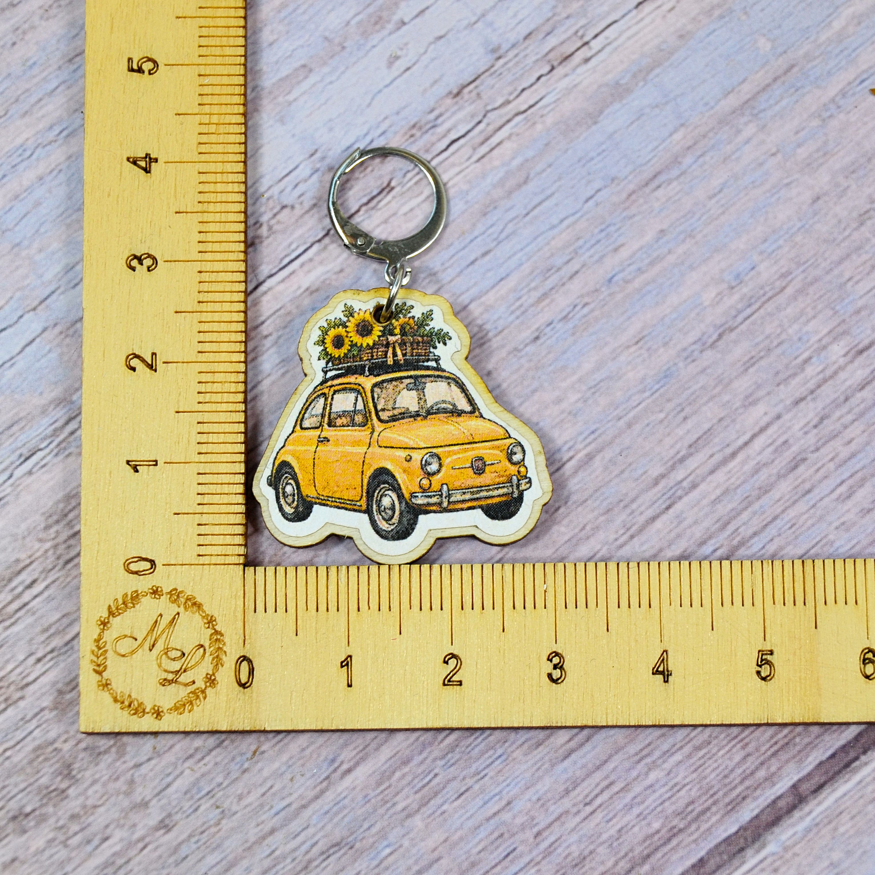 Holzmaschenmarkierer Fiat 500 gelb an Lineal
