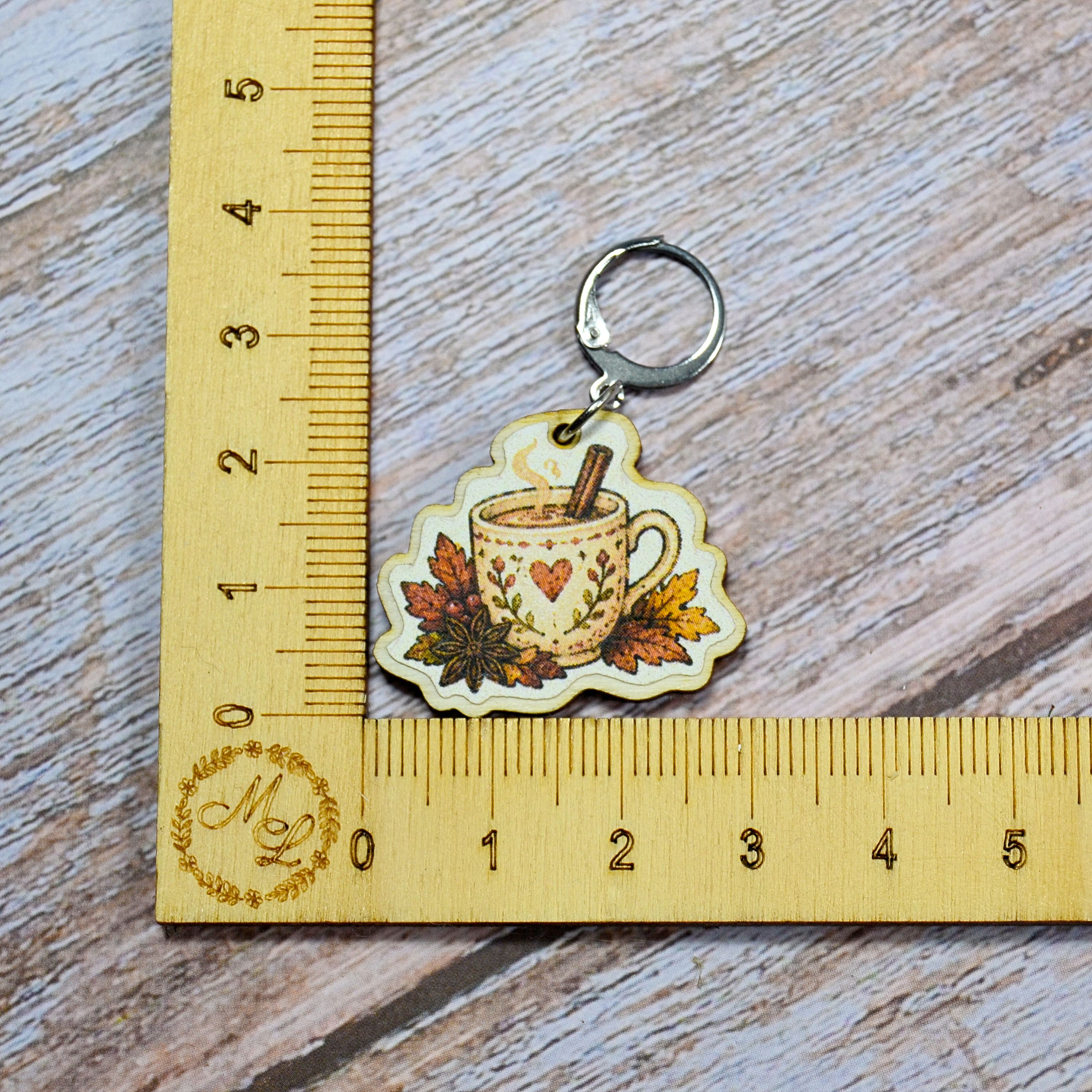 Holzmaschenmarkierer heißer Grog an Lineal