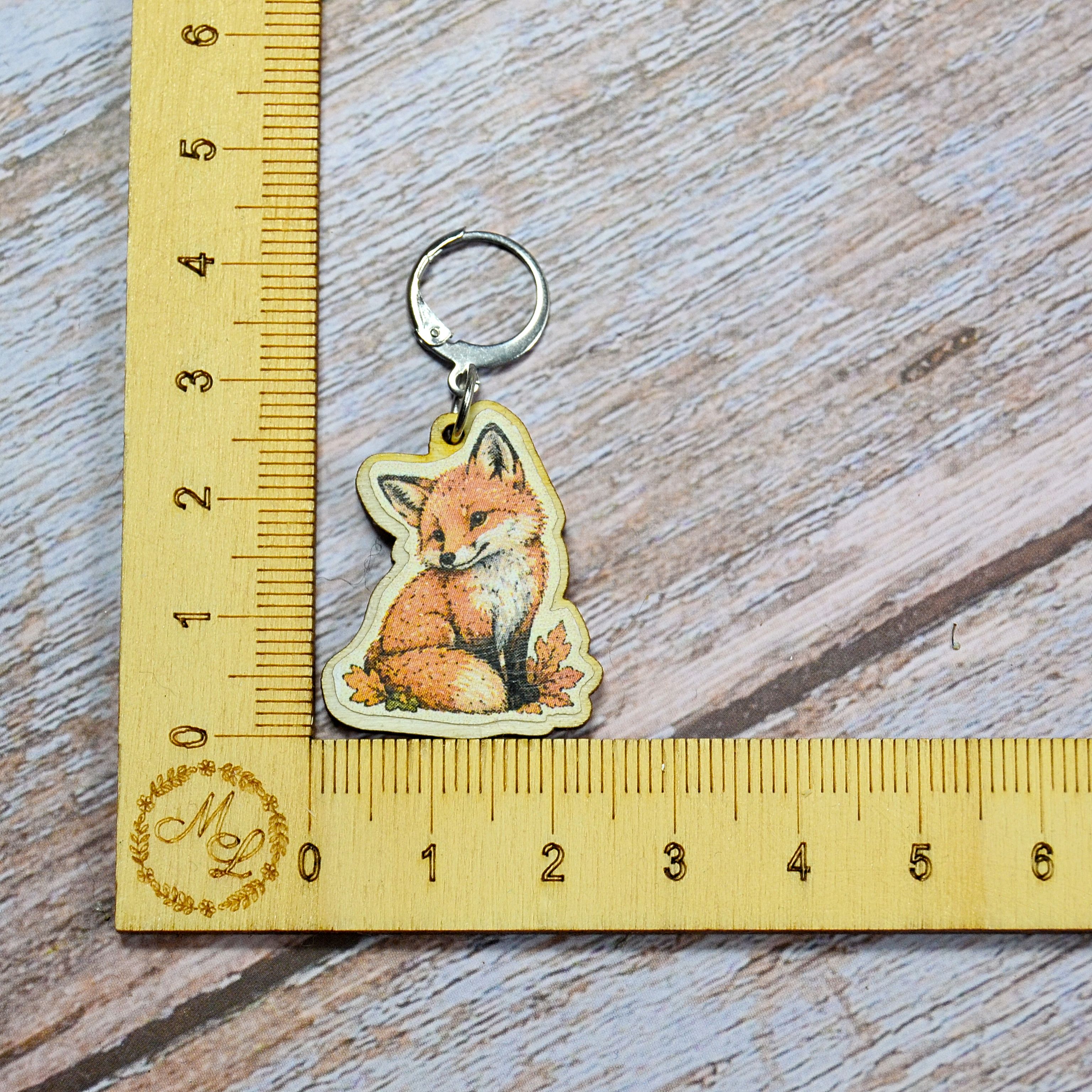 Holzmaschenmarkierer junger Fuchs an Lineal