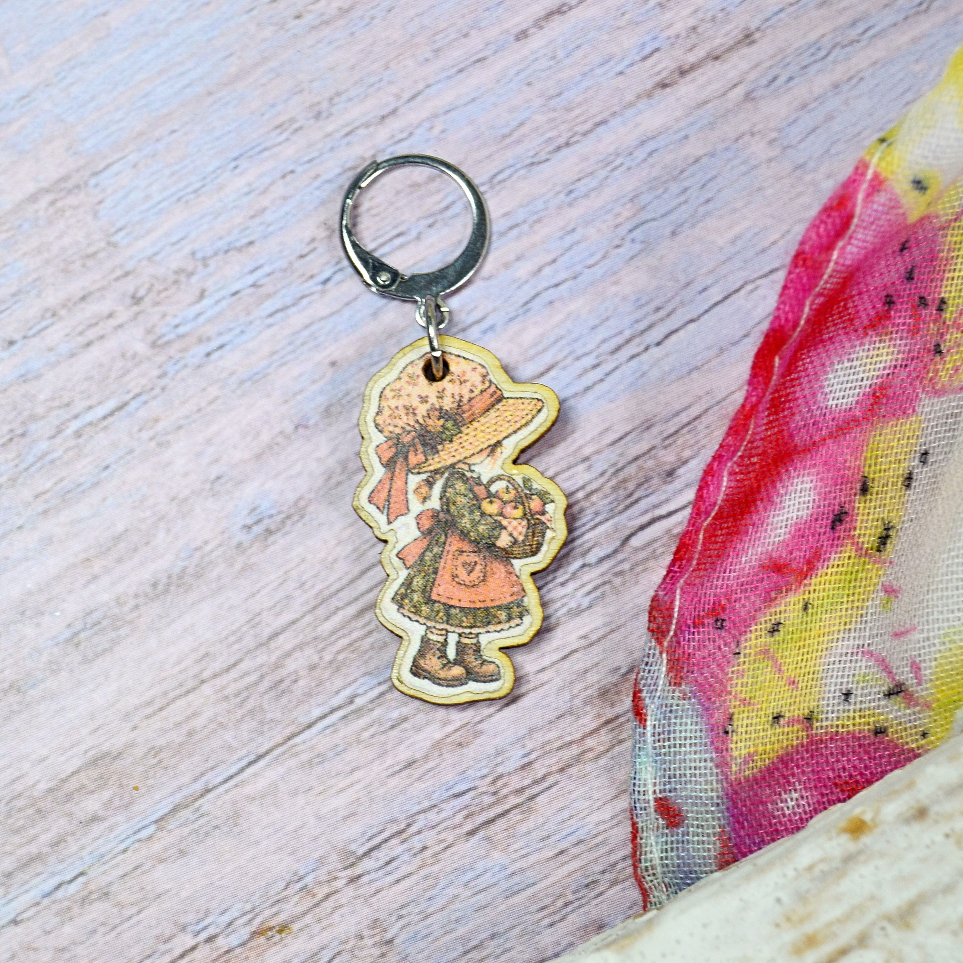 Holzmaschenmarkierer Lucy mit Apfelkorb