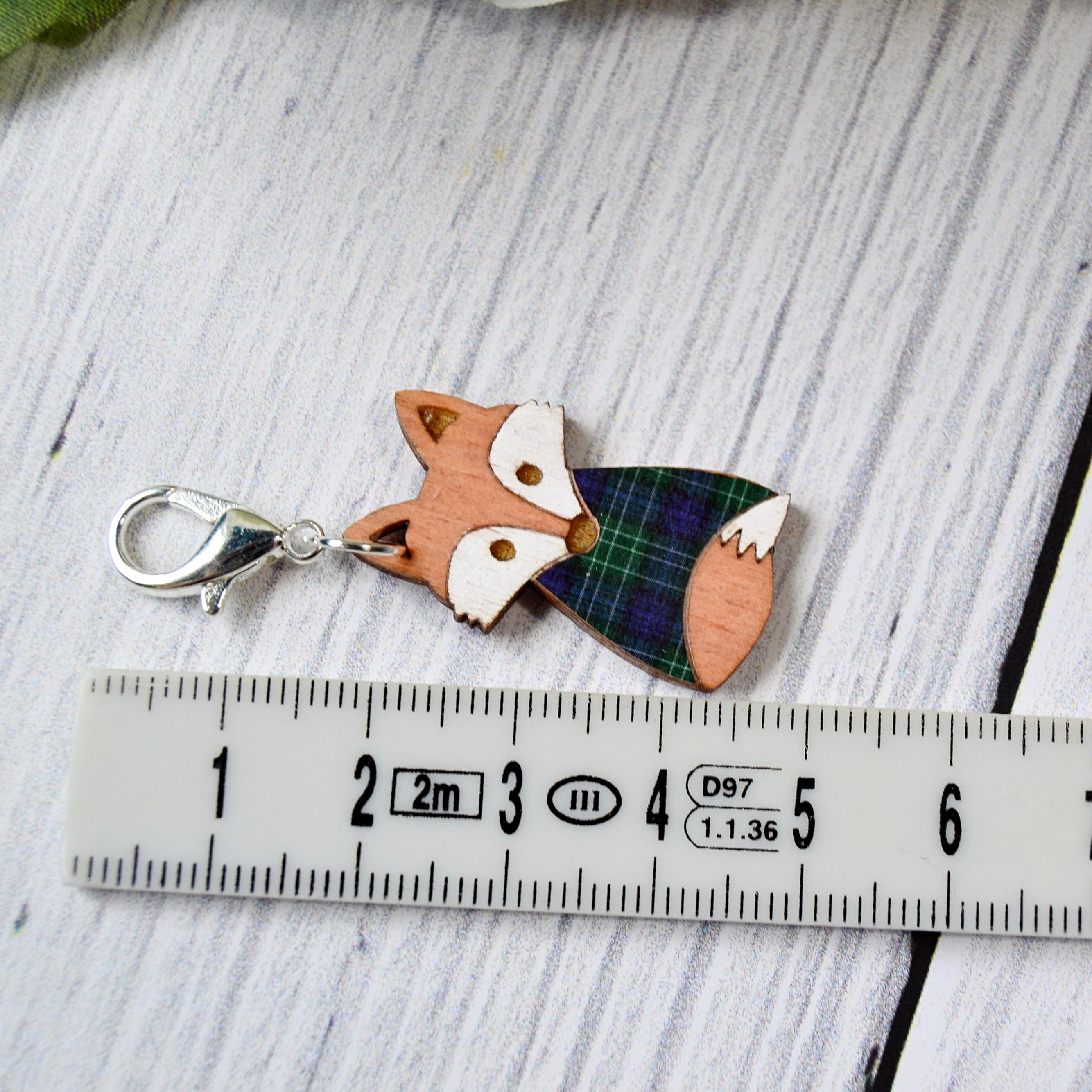 Holz Maschenmarkierer Fuchs mit Pulli in OP69 an Lineal